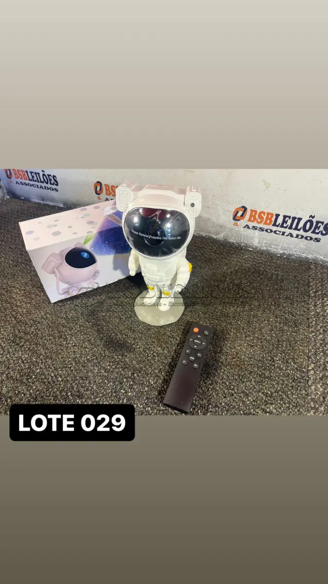 LOTE 029 - 01 PROJETOR ESTELAR ASTRONAUTA( NOVO ) ( NO ESTADO )