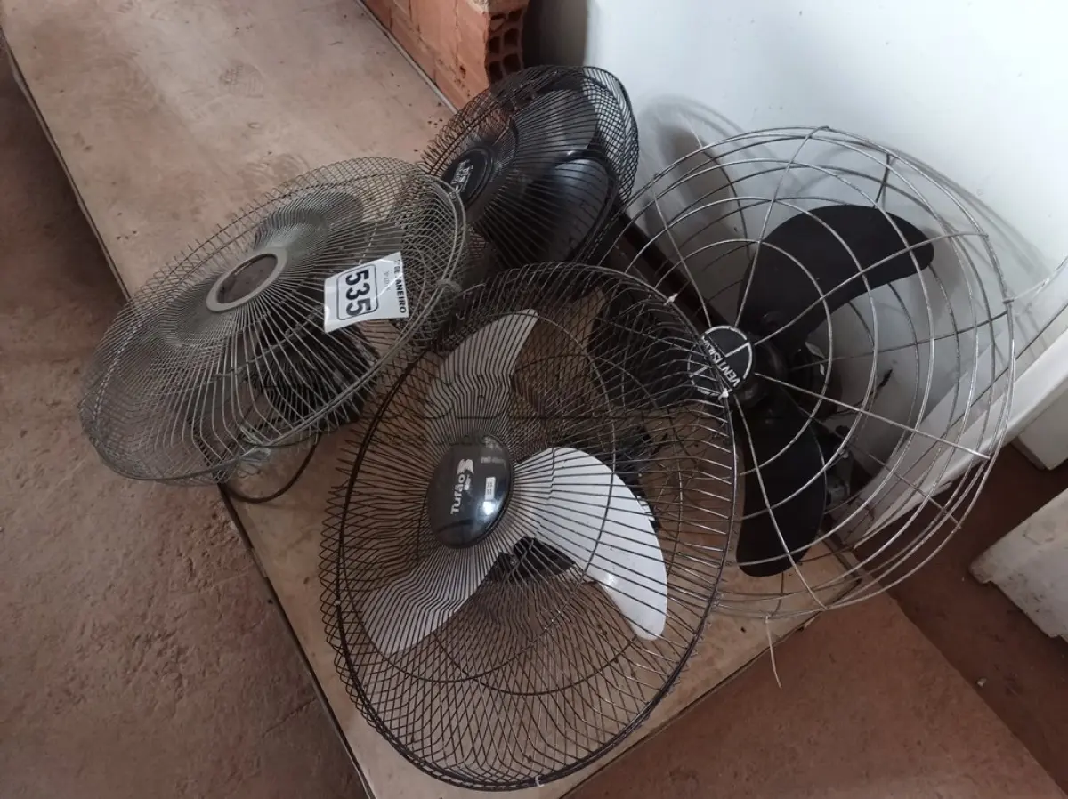 LOTE 535 - 04 VENTILADORES DE PAREDE. (NO ESTADO) ATENÇÃO! FAZER A VISITAÇÃO ANTES DE ARREMATAR, NÃO SABEMOS SE FUNCIONA. LEILÃO NÃO TEM GARANTIA E NEM DEVOLUÇÃO, SUJEITO A POSSÍVEIS AVARIAS VISÍVEIS/OCULTAS E/OU AUSÊNCIA DE COMPONENTES.