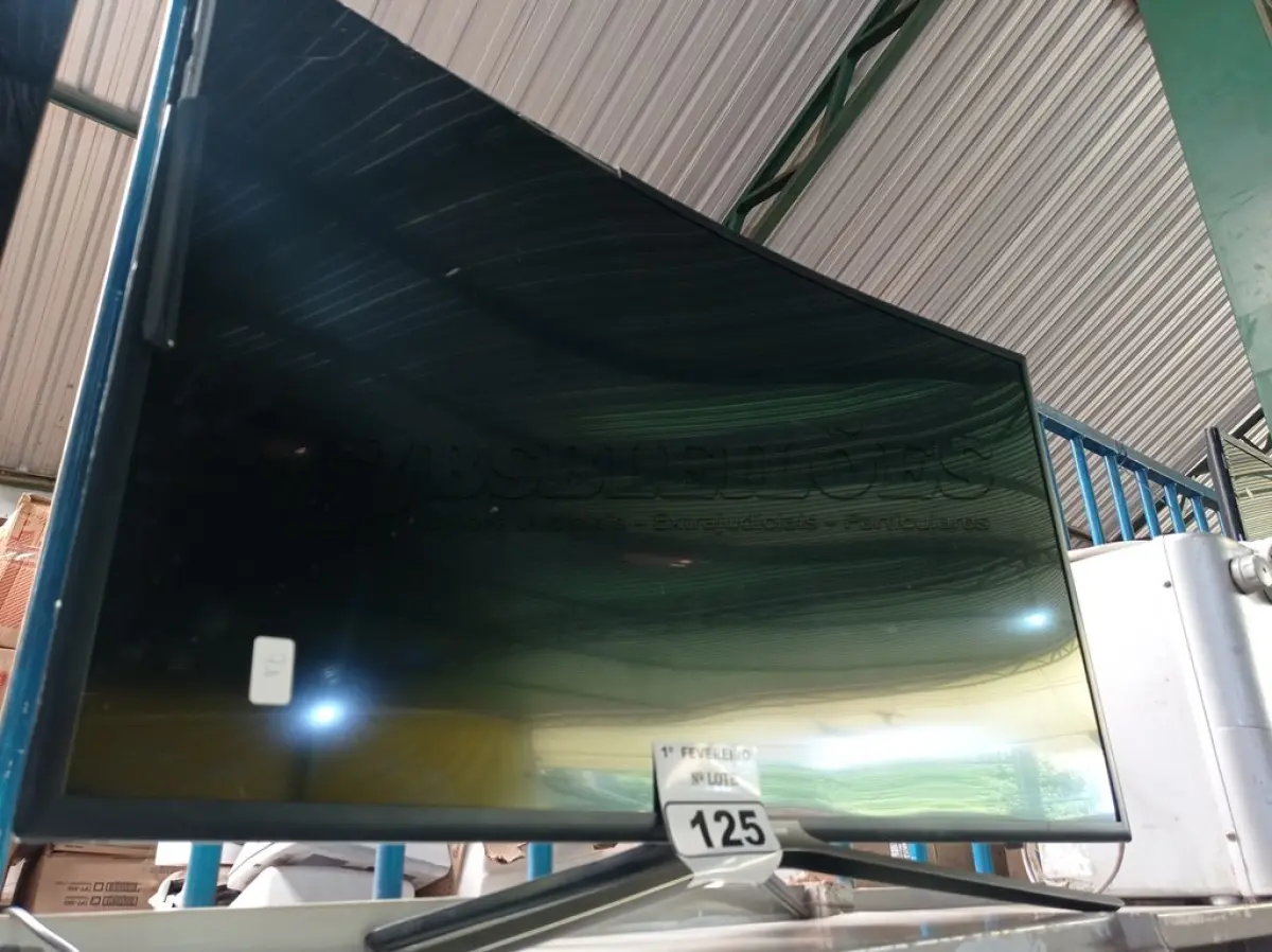 LOTE 125 - 01 TV SAMSUNG 40” POL. (NO ESTADO) ATENÇÃO! FAZER A VISITAÇÃO ANTES DE ARREMATAR, NÃO SABEMOS SE FUNCIONA. LEILÃO NÃO TEM GARANTIA E NEM DEVOLUÇÃO, SUJEITO A POSSÍVEIS AVARIAS VISÍVEIS/OCULTAS E/OU AUSÊNCIA DE COMPONENTES.