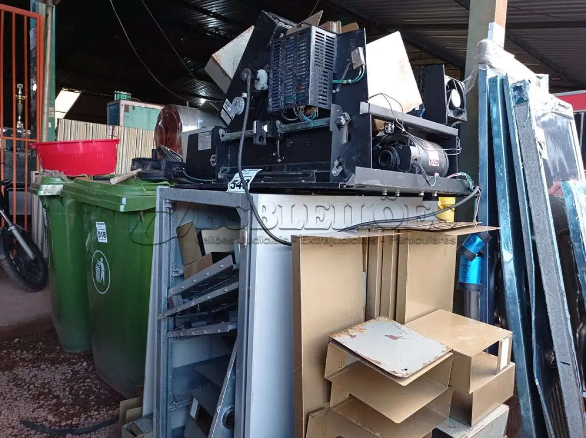LOTE 548 - 01 LOTE COM DIVERSAS SUCATAS DE FERRO.(NO ESTADO) ATENÇÃO! FAZER A VISITAÇÃO ANTES DE ARREMATAR, NÃO SABEMOS SE FUNCIONA. LEILÃO NÃO TEM GARANTIA E NEM DEVOLUÇÃO, SUJEITO A POSSÍVEIS AVARIAS VISÍVEIS/OCULTAS E/OU AUSÊNCIA DE COMPONENTES.