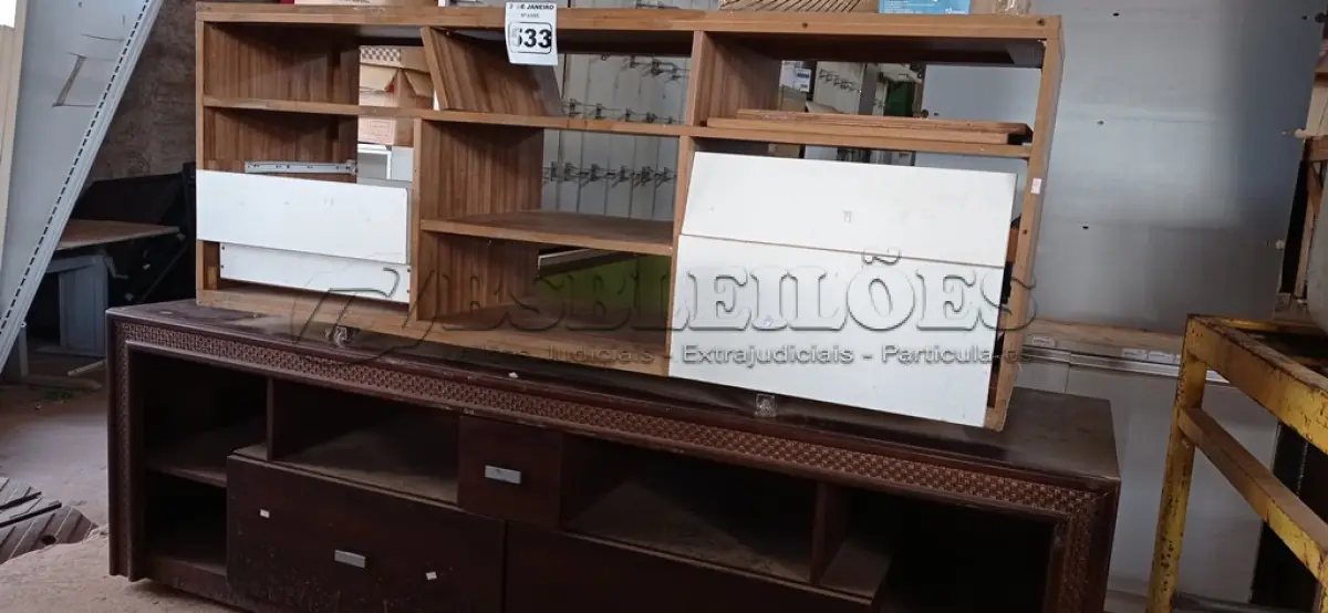 LOTE 533 - 02 RACK’S BAIXOS EM MADEIRA COM RODINHAS. (NO ESTADO) ATENÇÃO! FAZER A VISITAÇÃO ANTES DE ARREMATAR, NÃO SABEMOS SE FUNCIONA. LEILÃO NÃO TEM GARANTIA E NEM DEVOLUÇÃO, SUJEITO A POSSÍVEIS AVARIAS VISÍVEIS/OCULTAS E/OU AUSÊNCIA DE COMPONENTES.