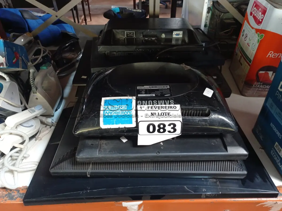 LOTE 083 - 08 MONITORES MARCAS E MODELOS DIVERSOS PARA RETIRADA DE PEÇAS. (NO ESTADO) ATENÇÃO! FAZER A VISITAÇÃO ANTES DE ARREMATAR, NÃO SABEMOS SE FUNCIONA. LEILÃO NÃO TEM GARANTIA E NEM DEVOLUÇÃO, SUJEITO A POSSÍVEIS AVARIAS VISÍVEIS/OCULTAS E/OU AUSÊNCIA DE COMPONENTES.