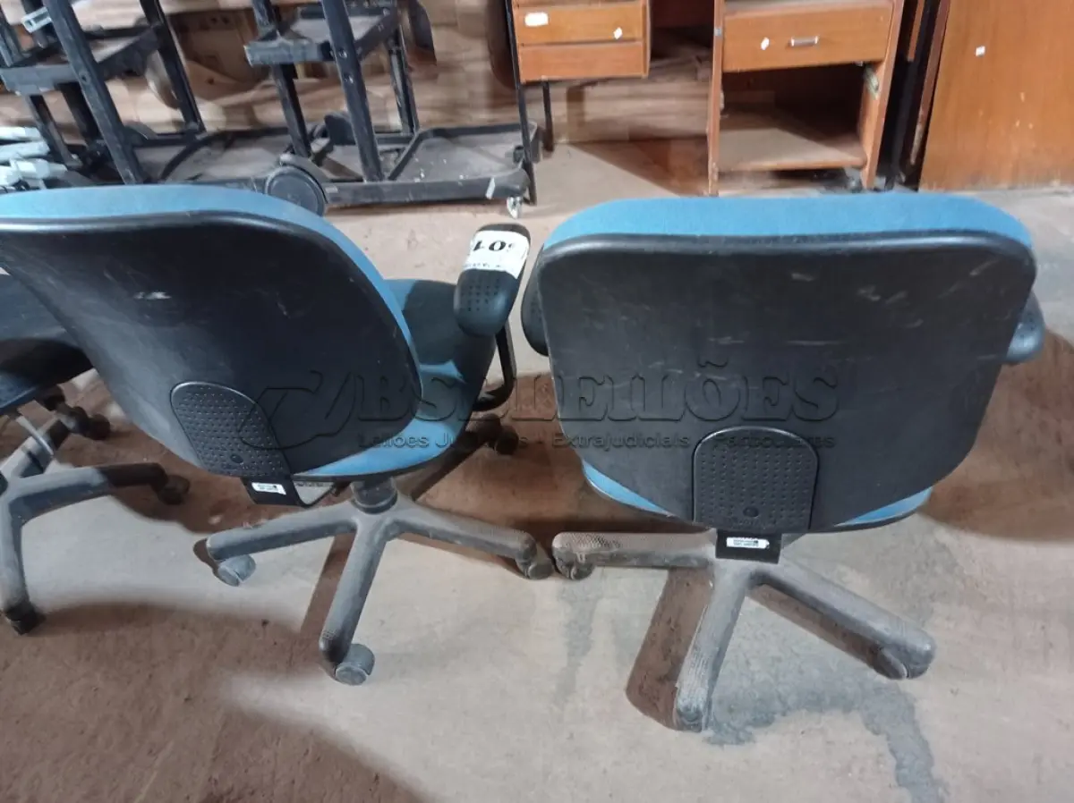 LOTE 501 - 02 CADEIRAS PARA ESCRITÓRIO COM BASE GIRATÓRIA NA COR AZUL. (NO ESTADO) ATENÇÃO! FAZER A VISITAÇÃO ANTES DE ARREMATAR, NÃO SABEMOS SE FUNCIONA. LEILÃO NÃO TEM GARANTIA E NEM DEVOLUÇÃO, SUJEITO A POSSÍVEIS AVARIAS VISÍVEIS/OCULTAS E/OU AUSÊNCIA DE COMPONENTES.