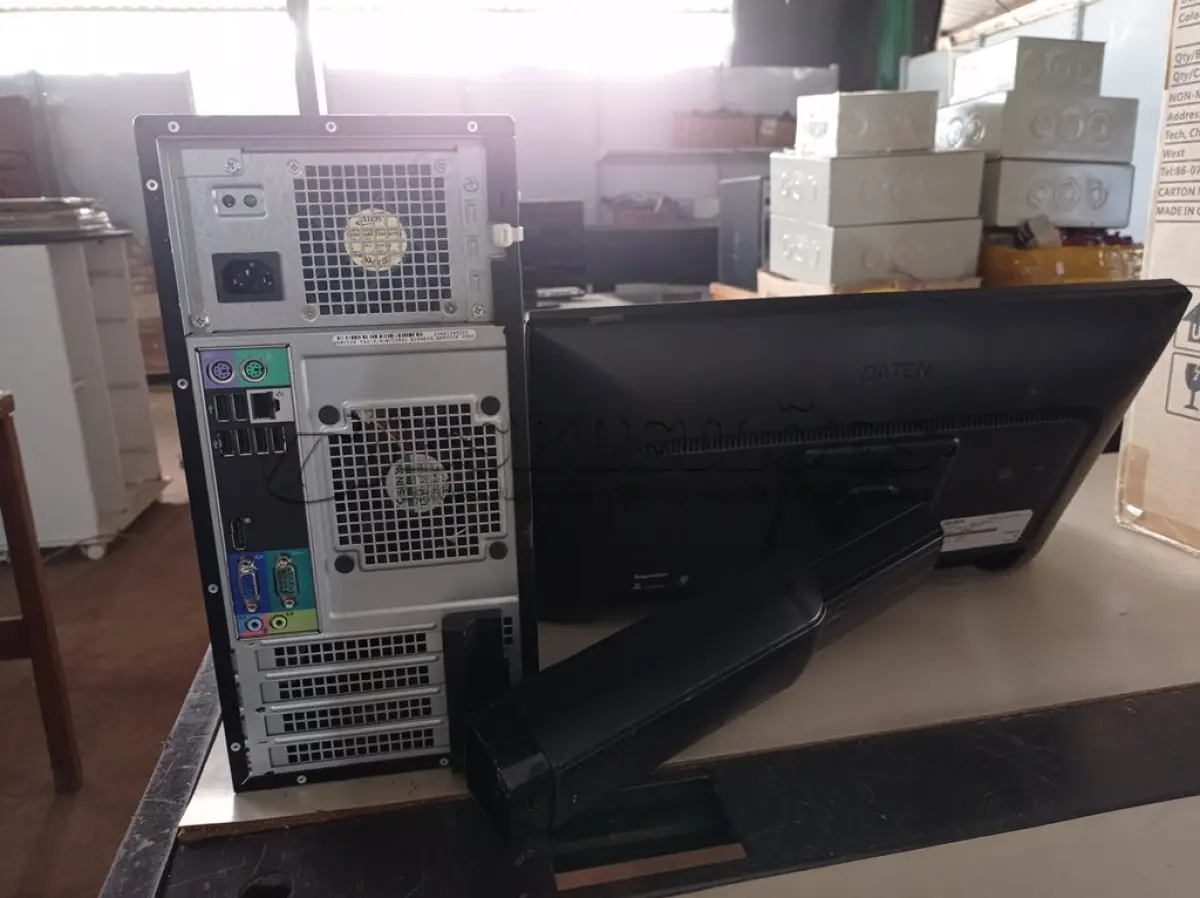 LOTE 539 - 01 CPU, 01 TECLADO E 01 MONITOR CORE I3.(NO ESTADO) ATENÇÃO! FAZER A VISITAÇÃO ANTES DE ARREMATAR, NÃO SABEMOS SE FUNCIONA. LEILÃO NÃO TEM GARANTIA E NEM DEVOLUÇÃO, SUJEITO A POSSÍVEIS AVARIAS VISÍVEIS/OCULTAS E/OU AUSÊNCIA DE COMPONENTES.