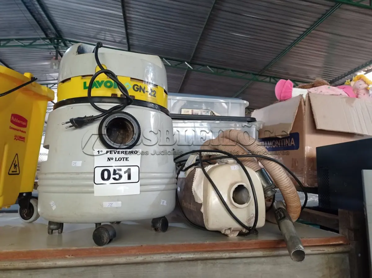 LOTE 051 - 02 ASPIRADORES DE PÓ MARCAS E MODELOS DIVERSOS. (NO ESTADO) ATENÇÃO! FAZER A VISITAÇÃO ANTES DE ARREMATAR, NÃO SABEMOS SE FUNCIONA. LEILÃO NÃO TEM GARANTIA E NEM DEVOLUÇÃO, SUJEITO A POSSÍVEIS AVARIAS VISÍVEIS/OCULTAS E/OU AUSÊNCIA DE COMPONENTES.