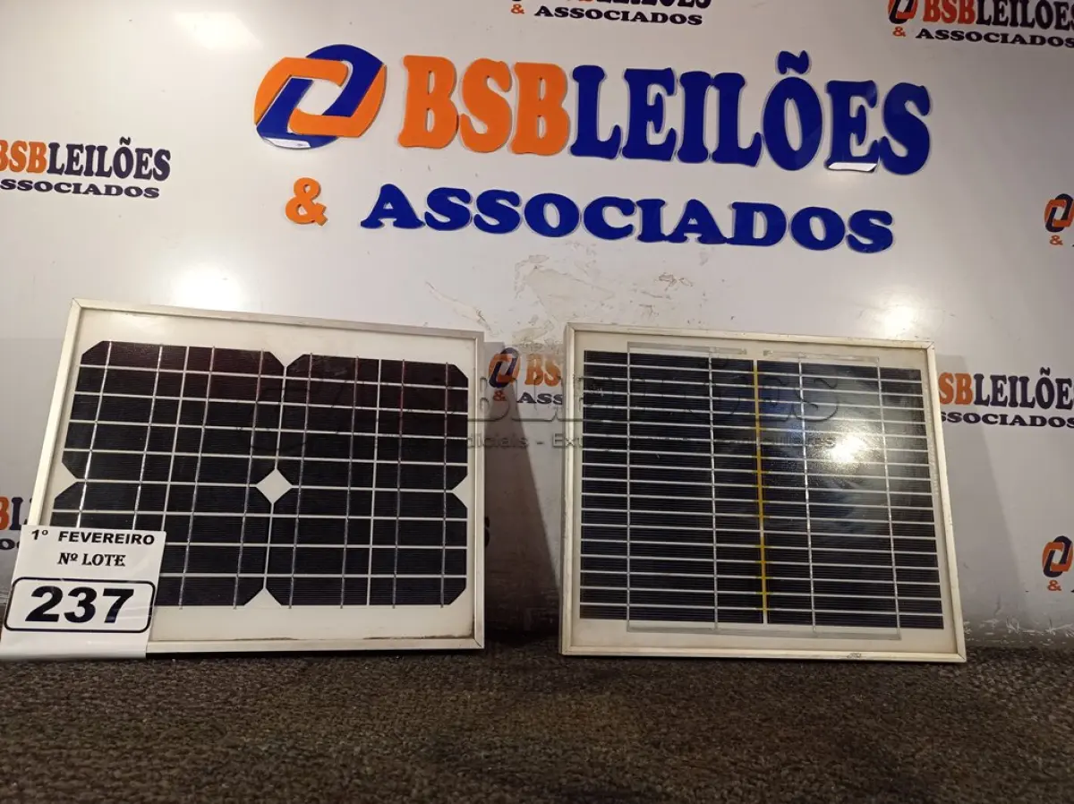 LOTE 237 - 02 PAINÉIS SOLARES 18V 10W. (NO ESTADO) ATENÇÃO! FAZER A VISITAÇÃO ANTES DE ARREMATAR, NÃO SABEMOS SE FUNCIONA. LEILÃO NÃO TEM GARANTIA E NEM DEVOLUÇÃO, SUJEITO A POSSÍVEIS AVARIAS VISÍVEIS/OCULTAS E/OU AUSÊNCIA DE COMPONENTES.
