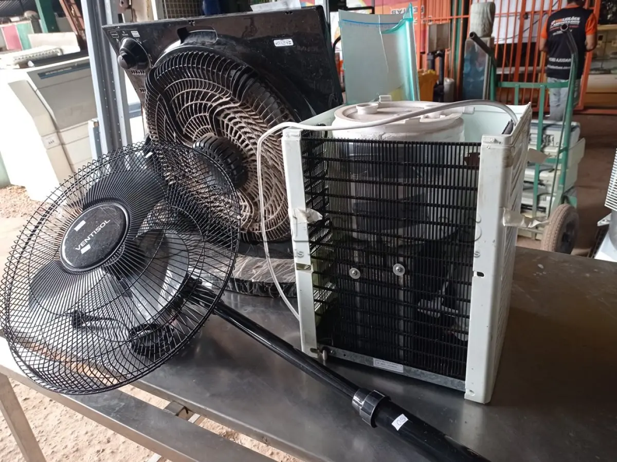 LOTE 441 - 01 PURIFICADOR DE ÁGUA E 02 VENTILADORES MARCAS E MODELOS DIVERSOS. (NO ESTADO) ATENÇÃO! FAZER A VISITAÇÃO ANTES DE ARREMATAR, NÃO SABEMOS SE FUNCIONA. LEILÃO NÃO TEM GARANTIA E NEM DEVOLUÇÃO, SUJEITO A POSSÍVEIS AVARIAS VISÍVEIS/OCULTAS E/OU AUSÊNCIA DE COMPONENTES.
