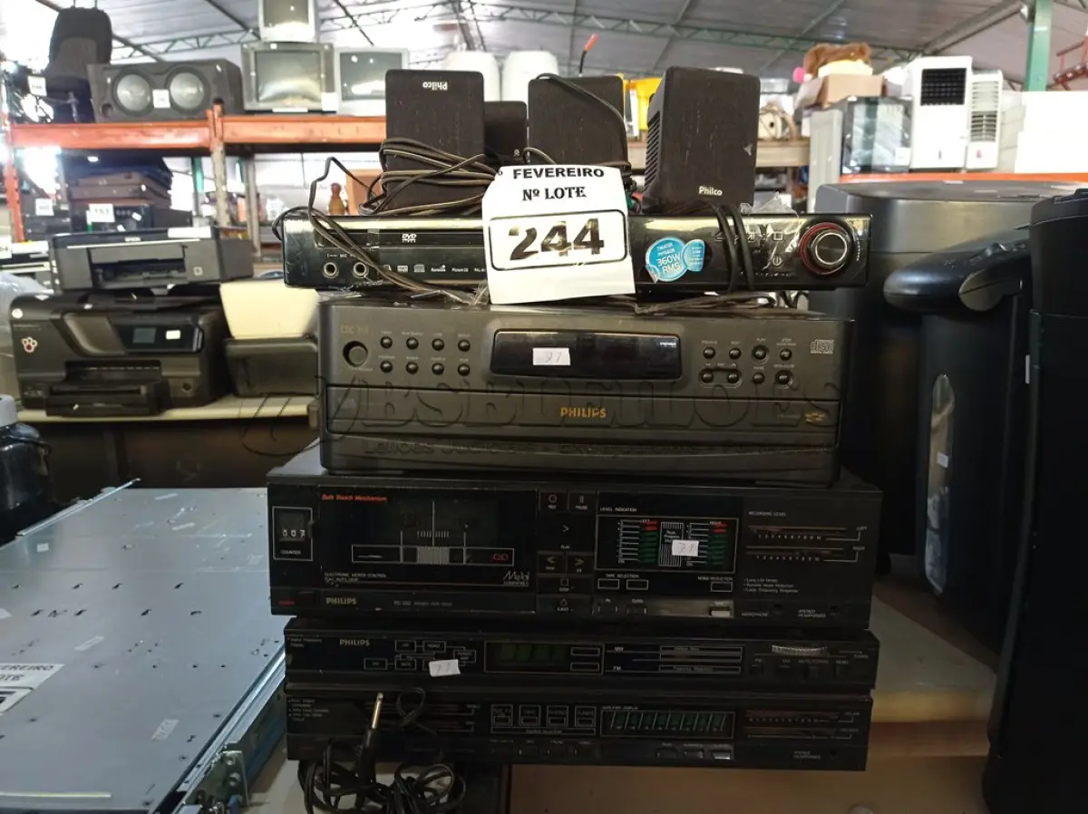 LOTE 244 - 06 APARELHOS DE DVD, 01 RECEIVER E 01 CASSETE DECK MARCA PHILIPS. (NO ESTADO) ATENÇÃO! FAZER A VISITAÇÃO ANTES DE ARREMATAR, NÃO SABEMOS SE FUNCIONA. LEILÃO NÃO TEM GARANTIA E NEM DEVOLUÇÃO, SUJEITO A POSSÍVEIS AVARIAS VISÍVEIS/OCULTAS E/OU AUSÊNCIA DE COMPONENTES.