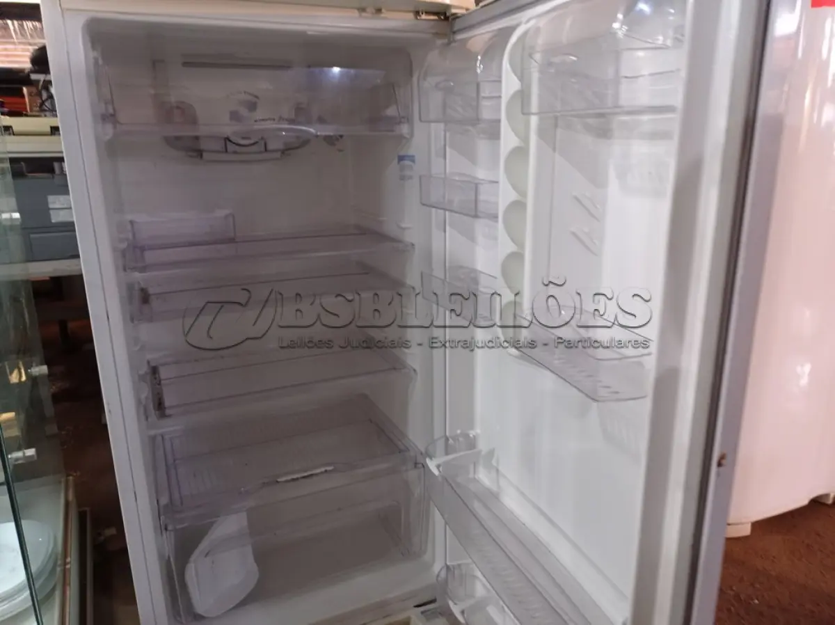 LOTE 287 - 01 GELADEIRA MARCA ELECTROLUX 220V. (NO ESTADO) ATENÇÃO! FAZER A VISITAÇÃO ANTES DE ARREMATAR, NÃO SABEMOS SE FUNCIONA. LEILÃO NÃO TEM GARANTIA E NEM DEVOLUÇÃO, SUJEITO A POSSÍVEIS AVARIAS VISÍVEIS/OCULTAS E/OU AUSÊNCIA DE COMPONENTES.