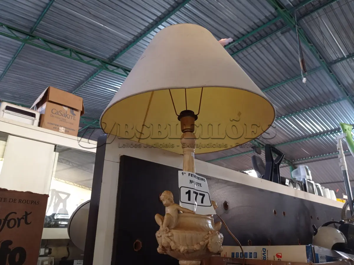 LOTE 177 - 01 ABAJUR. (NO ESTADO) ATENÇÃO! FAZER A VISITAÇÃO ANTES DE ARREMATAR, NÃO SABEMOS SE FUNCIONA. LEILÃO NÃO TEM GARANTIA E NEM DEVOLUÇÃO, SUJEITO A POSSÍVEIS AVARIAS VISÍVEIS/OCULTAS E/OU AUSÊNCIA DE COMPONENTES.