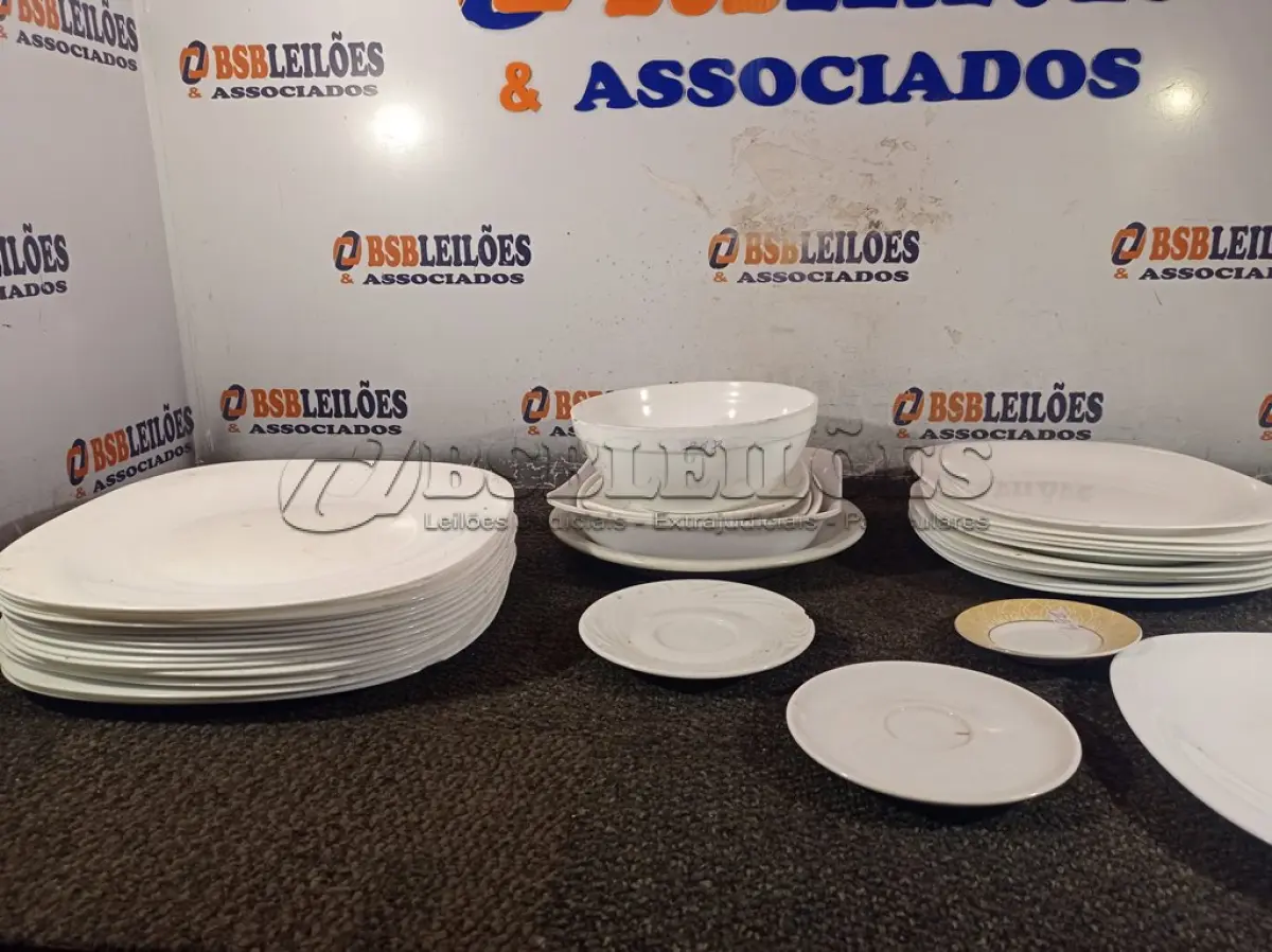 LOTE 425 - 01 LOTE COM PRATOS DIVERSOS. (NO ESTADO) ATENÇÃO! FAZER A VISITAÇÃO ANTES DE ARREMATAR, NÃO SABEMOS SE FUNCIONA. LEILÃO NÃO TEM GARANTIA E NEM DEVOLUÇÃO, SUJEITO A POSSÍVEIS AVARIAS VISÍVEIS/OCULTAS E/OU AUSÊNCIA DE COMPONENTES.