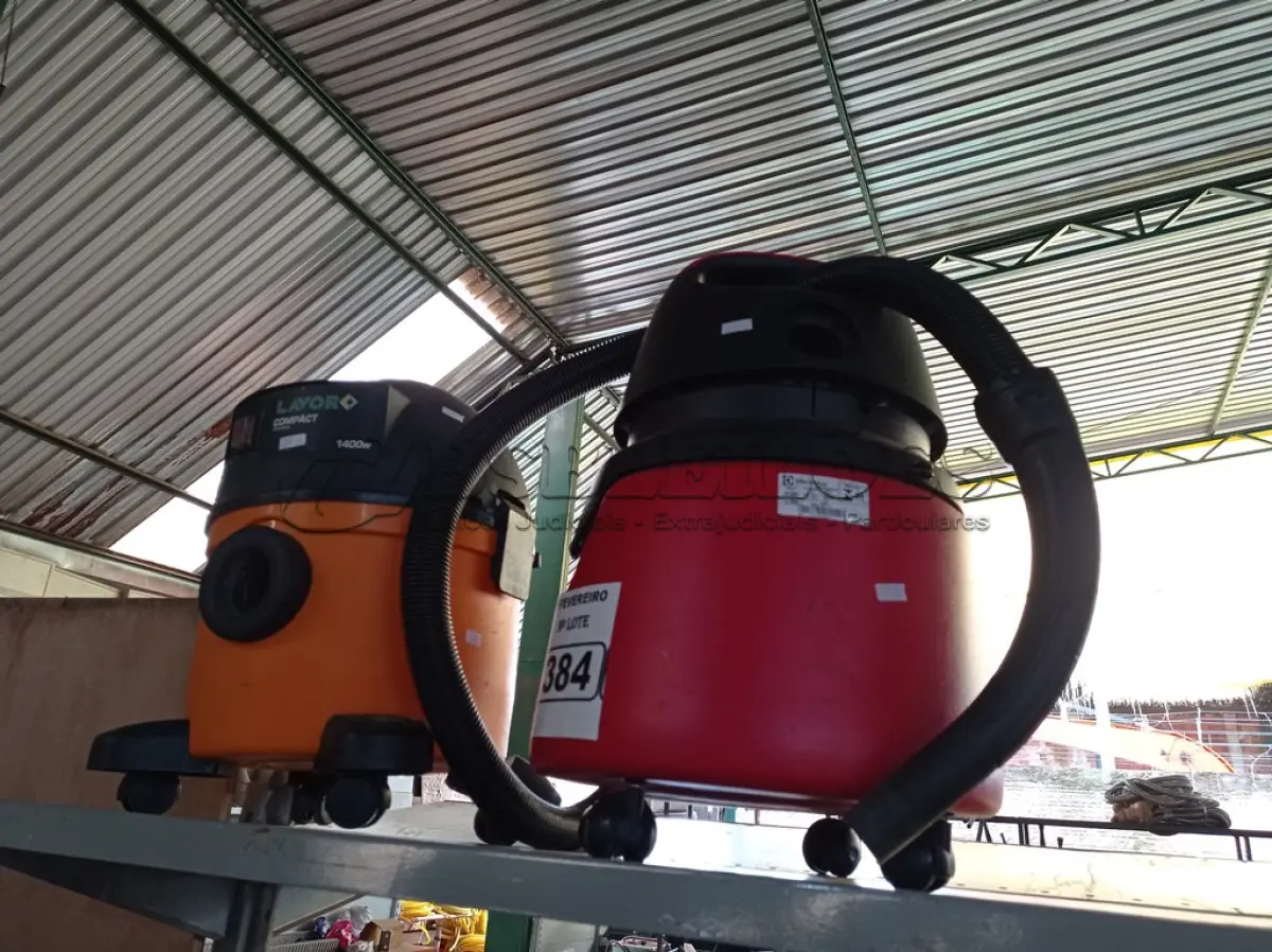 LOTE 384 - 02 ASPIRADORES DE PÓ MARCAS E MODELOS DIVERSOS INCOMPLETOS. (NO ESTADO) ATENÇÃO! FAZER A VISITAÇÃO ANTES DE ARREMATAR, NÃO SABEMOS SE FUNCIONA. LEILÃO NÃO TEM GARANTIA E NEM DEVOLUÇÃO, SUJEITO A POSSÍVEIS AVARIAS VISÍVEIS/OCULTAS E/OU AUSÊNCIA DE COMPONENTES.