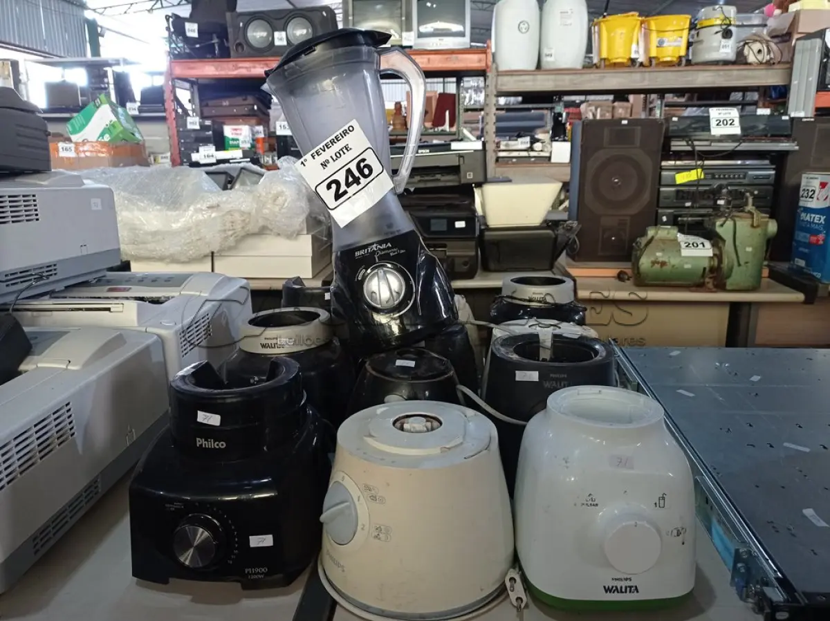 LOTE 246 - 01 LIQUIDIFICADOR E 11 BASES MARCAS E MODELOS DIVERSOS PARA RETIRADA DE PEÇAS. (NO ESTADO) ATENÇÃO! FAZER A VISITAÇÃO ANTES DE ARREMATAR, NÃO SABEMOS SE FUNCIONA. LEILÃO NÃO TEM GARANTIA E NEM DEVOLUÇÃO, SUJEITO A POSSÍVEIS AVARIAS VISÍVEIS/OCULTAS E/OU AUSÊNCIA DE COMPONENTES.