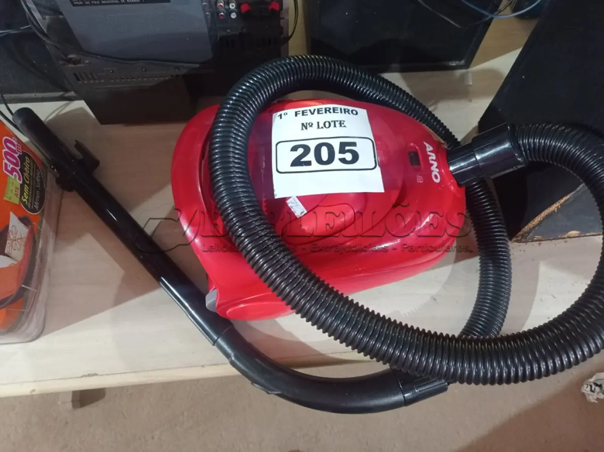LOTE 205 - 01 ASPIRADOR DE PÓ MARCA ARNO 220V. (NO ESTADO) ATENÇÃO! FAZER A VISITAÇÃO ANTES DE ARREMATAR, NÃO SABEMOS SE FUNCIONA. LEILÃO NÃO TEM GARANTIA E NEM DEVOLUÇÃO, SUJEITO A POSSÍVEIS AVARIAS VISÍVEIS/OCULTAS E/OU AUSÊNCIA DE COMPONENTES.
