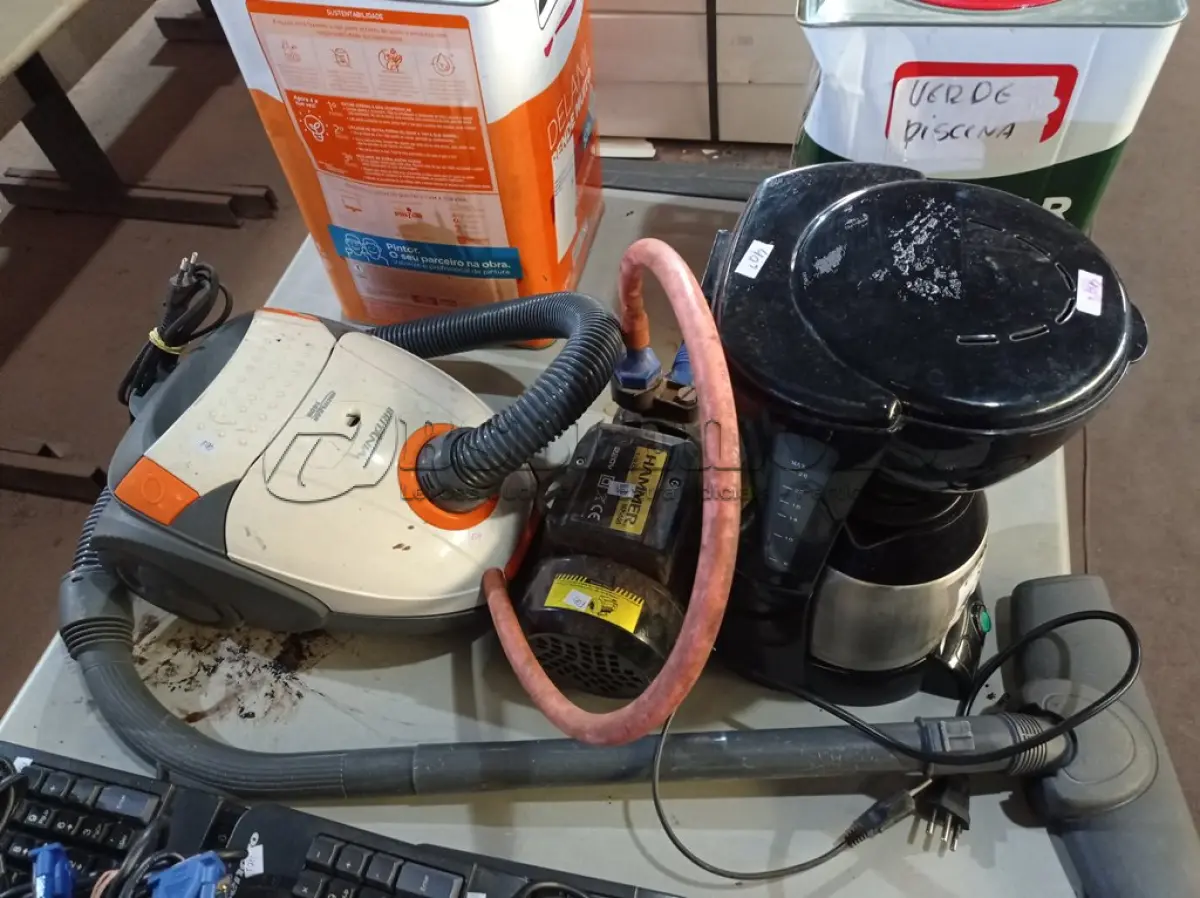 LOTE 195 - 01 ASPIRADOR DE PÓ, 01 BOMBA D’AGUA E 01 CAFETEIRA. (NO ESTADO) ATENÇÃO! FAZER A VISITAÇÃO ANTES DE ARREMATAR, NÃO SABEMOS SE FUNCIONA. LEILÃO NÃO TEM GARANTIA E NEM DEVOLUÇÃO, SUJEITO A POSSÍVEIS AVARIAS VISÍVEIS/OCULTAS E/OU AUSÊNCIA DE COMPONENTES.