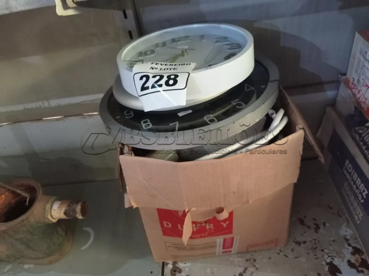 LOTE 228 - 01 LOTE COM VÁRIOS CHUVEIROS E RELÓGIOS DE PAREDE MARCAS E MODELOS DIVERSOS. (NO ESTADO) ATENÇÃO! FAZER A VISITAÇÃO ANTES DE ARREMATAR, NÃO SABEMOS SE FUNCIONA. LEILÃO NÃO TEM GARANTIA E NEM DEVOLUÇÃO, SUJEITO A POSSÍVEIS AVARIAS VISÍVEIS/OCULTAS E/OU AUSÊNCIA DE COMPONENTES.