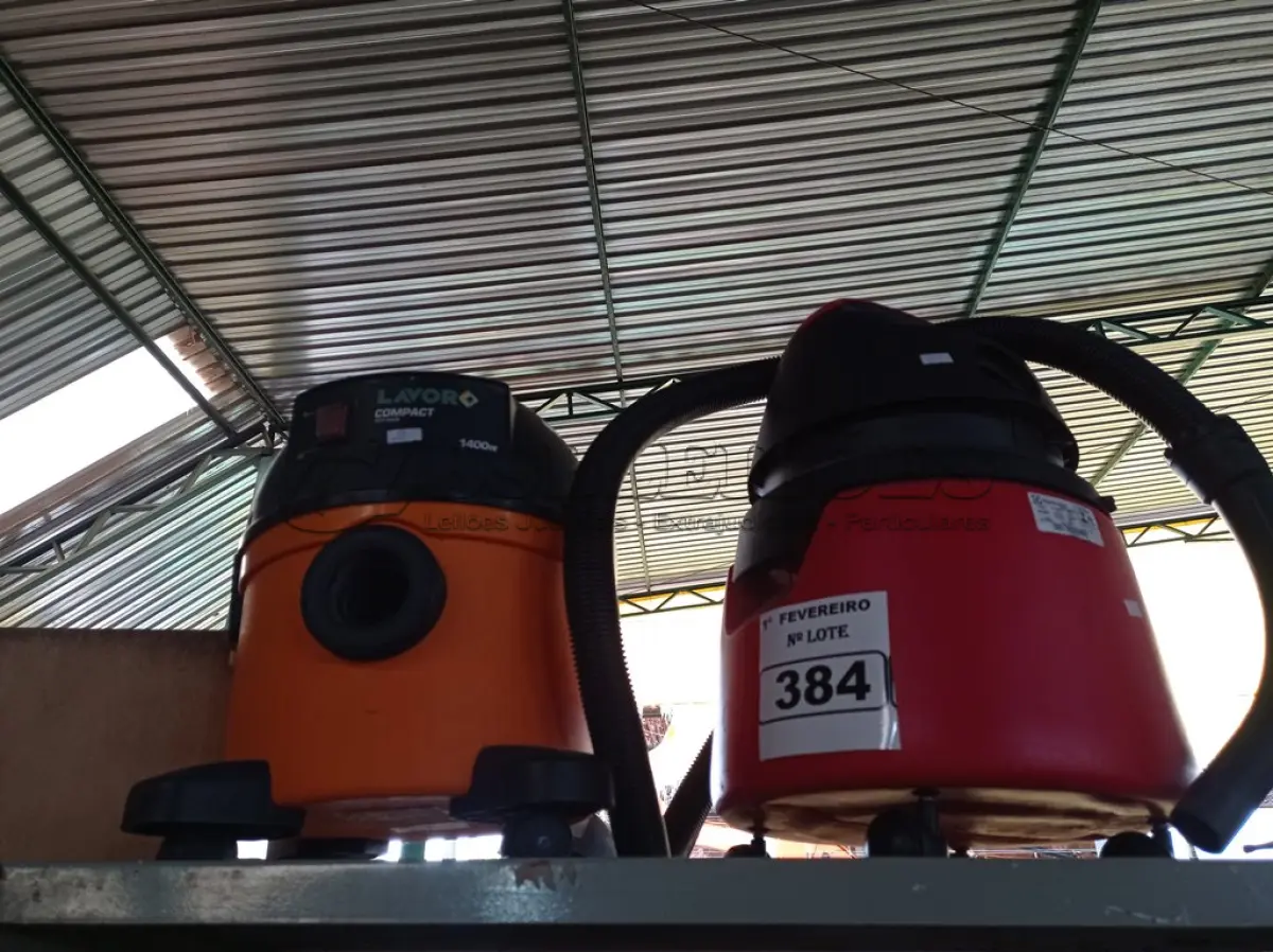 LOTE 384 - 02 ASPIRADORES DE PÓ MARCAS E MODELOS DIVERSOS INCOMPLETOS. (NO ESTADO) ATENÇÃO! FAZER A VISITAÇÃO ANTES DE ARREMATAR, NÃO SABEMOS SE FUNCIONA. LEILÃO NÃO TEM GARANTIA E NEM DEVOLUÇÃO, SUJEITO A POSSÍVEIS AVARIAS VISÍVEIS/OCULTAS E/OU AUSÊNCIA DE COMPONENTES.