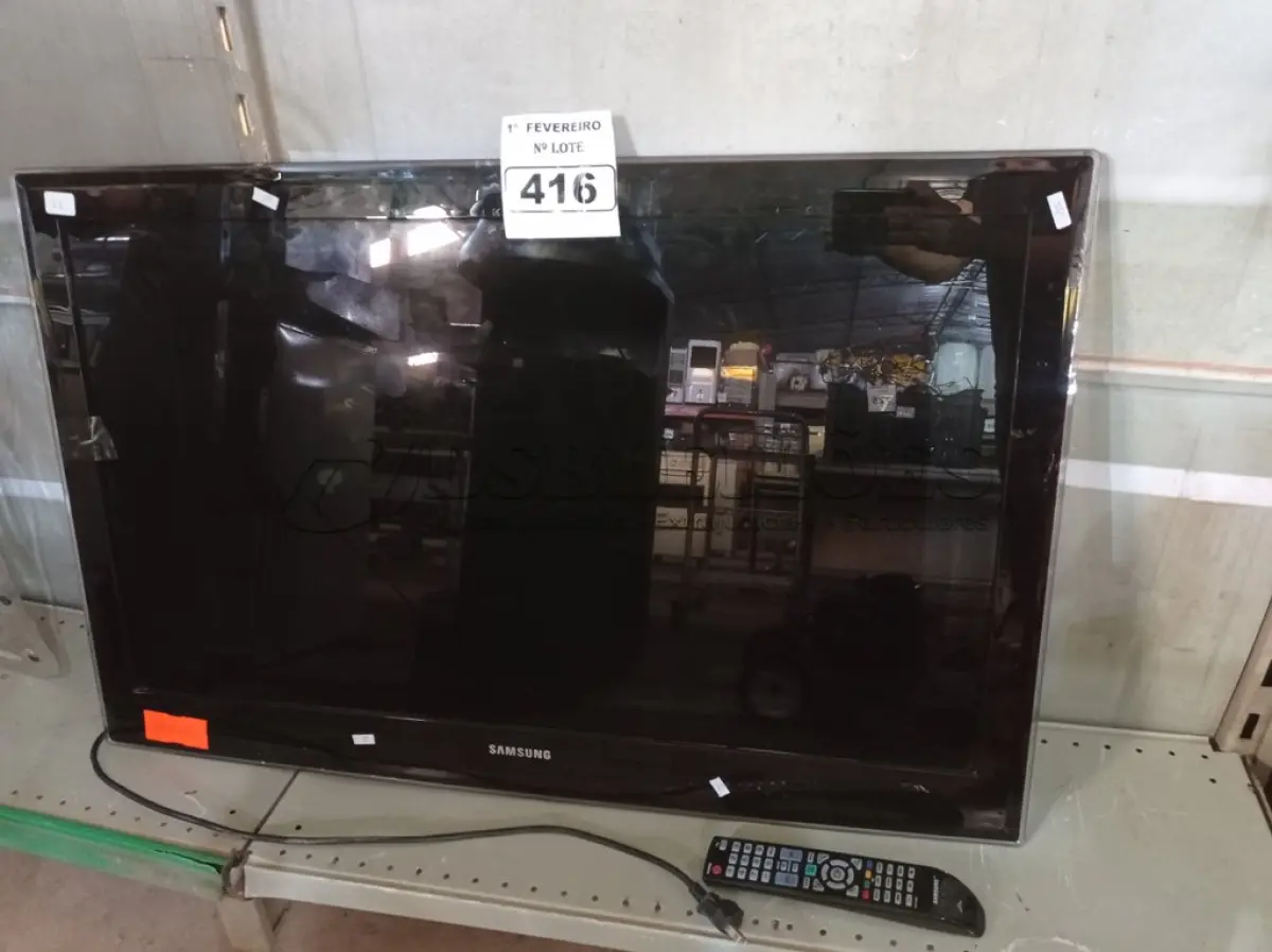 LOTE 416 - 01 TV SAMSUNG 40” POL PARA RETIRADA DE PEÇAS. (NO ESTADO) ATENÇÃO! FAZER A VISITAÇÃO ANTES DE ARREMATAR, NÃO SABEMOS SE FUNCIONA. LEILÃO NÃO TEM GARANTIA E NEM DEVOLUÇÃO, SUJEITO A POSSÍVEIS AVARIAS VISÍVEIS/OCULTAS E/OU AUSÊNCIA DE COMPONENTES.