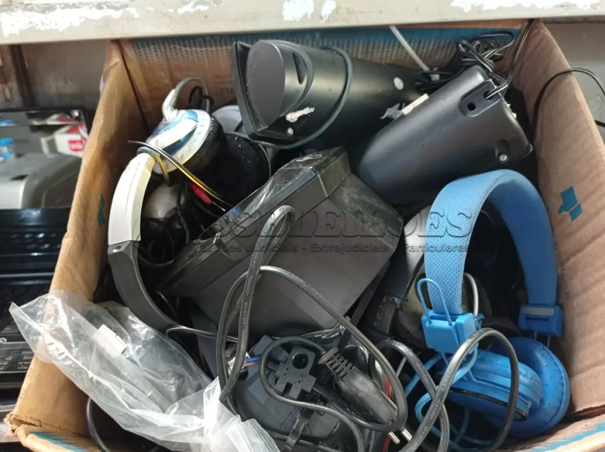 LOTE 128 - 01 LOTE COM VÁRIOS FONES DE OUVIDO E CAIXINHAS DE SOM PARA PC MARCAS E MODELOS DIVERSOS. (NO ESTADO) ATENÇÃO! FAZER A VISITAÇÃO ANTES DE ARREMATAR, NÃO SABEMOS SE FUNCIONA. LEILÃO NÃO TEM GARANTIA E NEM DEVOLUÇÃO, SUJEITO A POSSÍVEIS AVARIAS VISÍVEIS/OCULTAS E/OU AUSÊNCIA DE COMPONENTES.