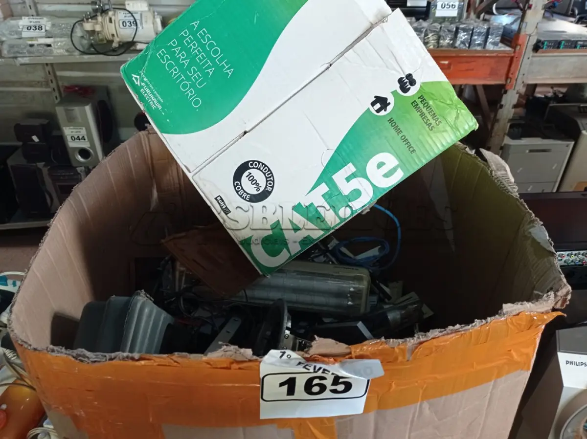 LOTE 165 - 01 LOTE COM MATERIAIS DIVERSOS. (NO ESTADO) ATENÇÃO! FAZER A VISITAÇÃO ANTES DE ARREMATAR, NÃO SABEMOS SE FUNCIONA. LEILÃO NÃO TEM GARANTIA E NEM DEVOLUÇÃO, SUJEITO A POSSÍVEIS AVARIAS VISÍVEIS/OCULTAS E/OU AUSÊNCIA DE COMPONENTES.