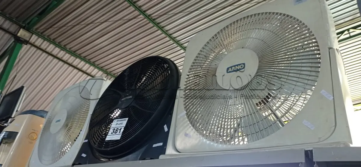 LOTE 381 - 03 VENTILADORES MARCAS E MODELOS DIVERSOS. (NO ESTADO) ATENÇÃO! FAZER A VISITAÇÃO ANTES DE ARREMATAR, NÃO SABEMOS SE FUNCIONA. LEILÃO NÃO TEM GARANTIA E NEM DEVOLUÇÃO, SUJEITO A POSSÍVEIS AVARIAS VISÍVEIS/OCULTAS E/OU AUSÊNCIA DE COMPONENTES.