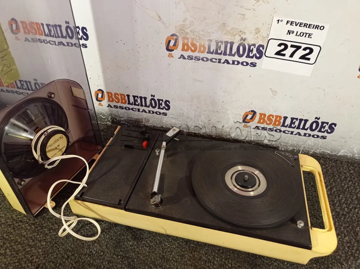 LOTE 272 - 01 TOCA DISCOS ANTIGO. (NO ESTADO) ATENÇÃO! FAZER A VISITAÇÃO ANTES DE ARREMATAR, NÃO SABEMOS SE FUNCIONA. LEILÃO NÃO TEM GARANTIA E NEM DEVOLUÇÃO, SUJEITO A POSSÍVEIS AVARIAS VISÍVEIS/OCULTAS E/OU AUSÊNCIA DE COMPONENTES.