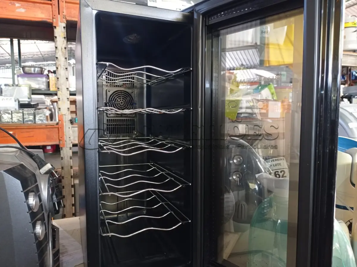 LOTE 163 - 01 ADEGA MARCA BRASTEMP 220V. (NO ESTADO) ATENÇÃO! FAZER A VISITAÇÃO ANTES DE ARREMATAR, NÃO SABEMOS SE FUNCIONA. LEILÃO NÃO TEM GARANTIA E NEM DEVOLUÇÃO, SUJEITO A POSSÍVEIS AVARIAS VISÍVEIS/OCULTAS E/OU AUSÊNCIA DE COMPONENTES.