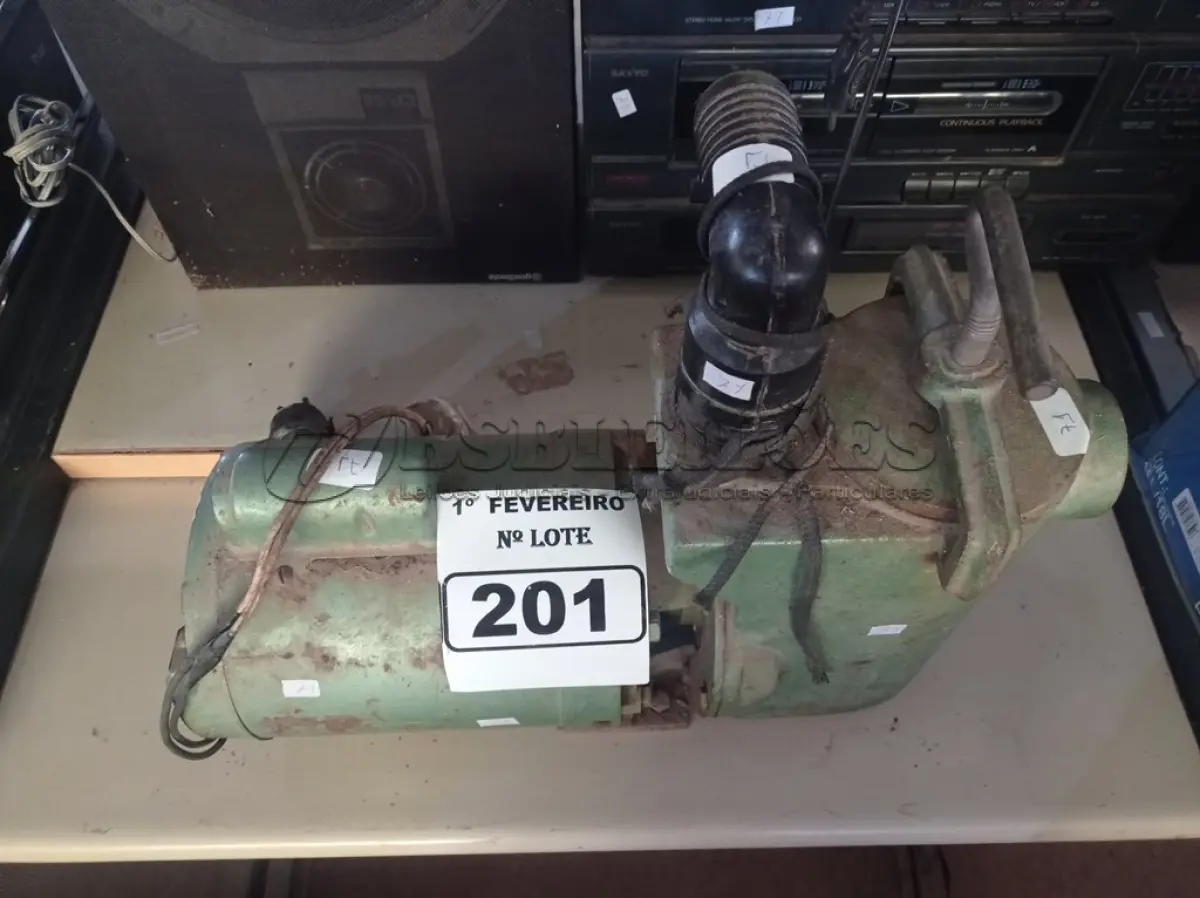 LOTE 201 - 01 BOMBA D’AGUA. (NO ESTADO) ATENÇÃO! FAZER A VISITAÇÃO ANTES DE ARREMATAR, NÃO SABEMOS SE FUNCIONA. LEILÃO NÃO TEM GARANTIA E NEM DEVOLUÇÃO, SUJEITO A POSSÍVEIS AVARIAS VISÍVEIS/OCULTAS E/OU AUSÊNCIA DE COMPONENTES.
