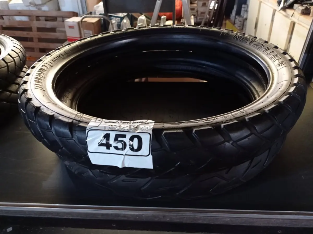 LOTE 450 - 02 PNEUS DE MOTO 90/90/21 E 100/90/19. (NO ESTADO) ATENÇÃO! FAZER A VISITAÇÃO ANTES DE ARREMATAR, NÃO SABEMOS SE FUNCIONA. LEILÃO NÃO TEM GARANTIA E NEM DEVOLUÇÃO, SUJEITO A POSSÍVEIS AVARIAS VISÍVEIS/OCULTAS E/OU AUSÊNCIA DE COMPONENTES.