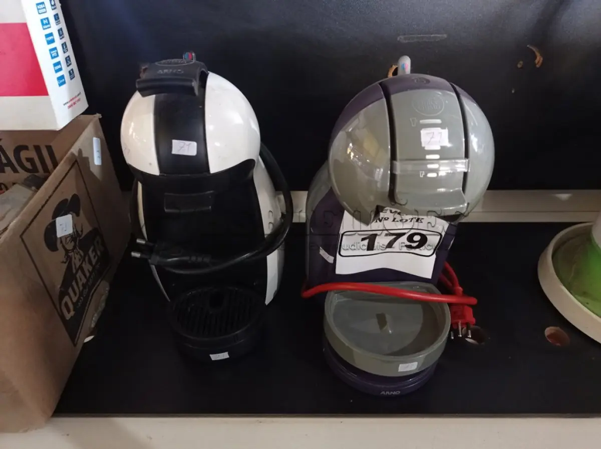 LOTE 179 - 02 CAFETEIRAS. (NO ESTADO) ATENÇÃO! FAZER A VISITAÇÃO ANTES DE ARREMATAR, NÃO SABEMOS SE FUNCIONA. LEILÃO NÃO TEM GARANTIA E NEM DEVOLUÇÃO, SUJEITO A POSSÍVEIS AVARIAS VISÍVEIS/OCULTAS E/OU AUSÊNCIA DE COMPONENTES.