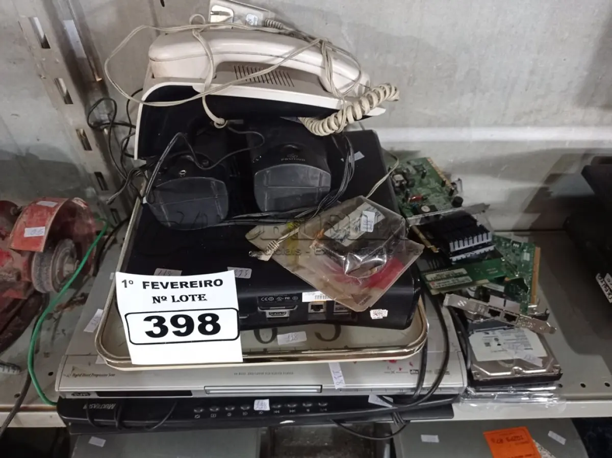 LOTE 398 - 01 LOTE COM VÁRIOS HD E PERIFÉRICOS DIVERSOS. (NO ESTADO) ATENÇÃO! FAZER A VISITAÇÃO ANTES DE ARREMATAR, NÃO SABEMOS SE FUNCIONA. LEILÃO NÃO TEM GARANTIA E NEM DEVOLUÇÃO, SUJEITO A POSSÍVEIS AVARIAS VISÍVEIS/OCULTAS E/OU AUSÊNCIA DE COMPONENTES.