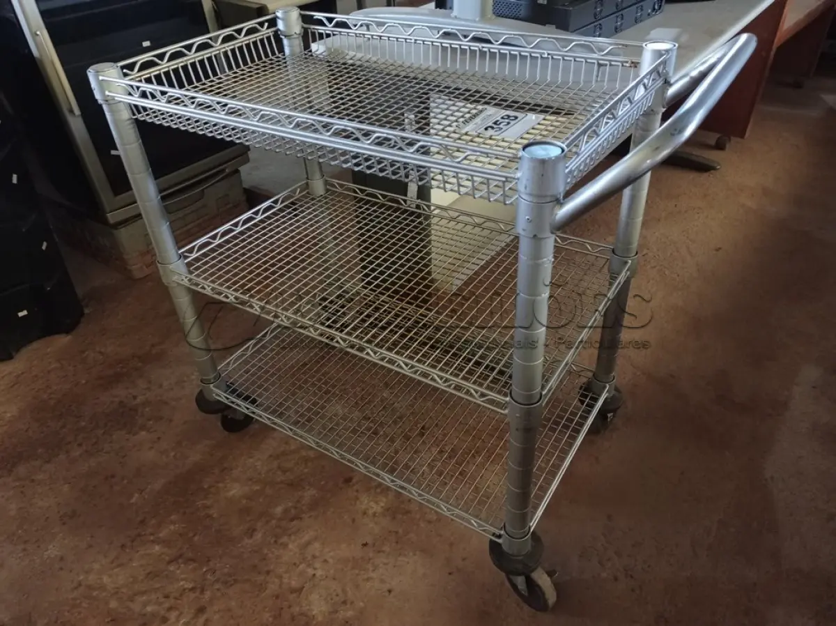 LOTE 358 - 01 CARRINHO PARA TRANSPORTE DE ALIMENTOS.  (NO ESTADO) ATENÇÃO! FAZER A VISITAÇÃO ANTES DE ARREMATAR, NÃO SABEMOS SE FUNCIONA. LEILÃO NÃO TEM GARANTIA E NEM DEVOLUÇÃO, SUJEITO A POSSÍVEIS AVARIAS VISÍVEIS/OCULTAS E/OU AUSÊNCIA DE COMPONENTES.