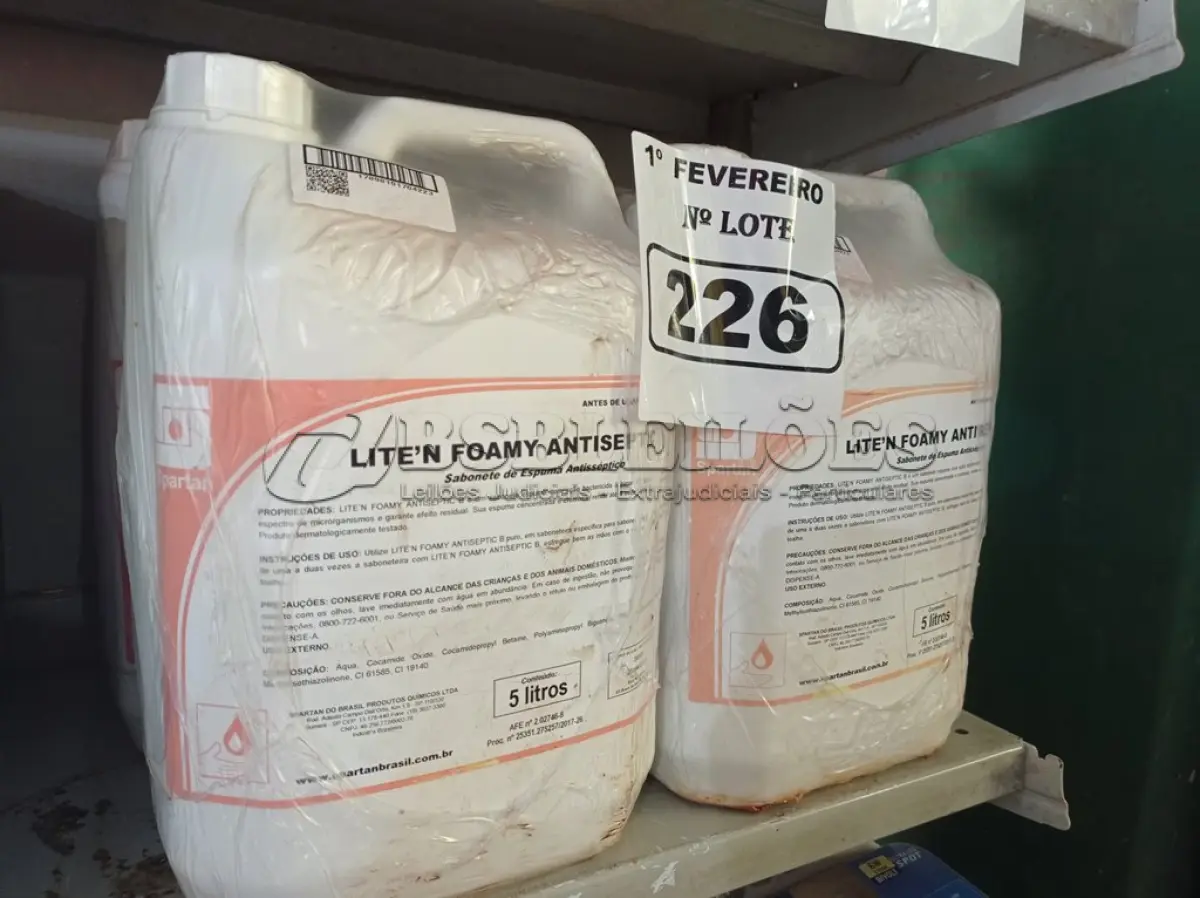 LOTE 226 - 20 LITROS DE SABONETE DE ESPUMA ANTISSÉPTICO. (NO ESTADO) ATENÇÃO! FAZER A VISITAÇÃO ANTES DE ARREMATAR, NÃO SABEMOS SE FUNCIONA. LEILÃO NÃO TEM GARANTIA E NEM DEVOLUÇÃO, SUJEITO A POSSÍVEIS AVARIAS VISÍVEIS/OCULTAS E/OU AUSÊNCIA DE COMPONENTES.
