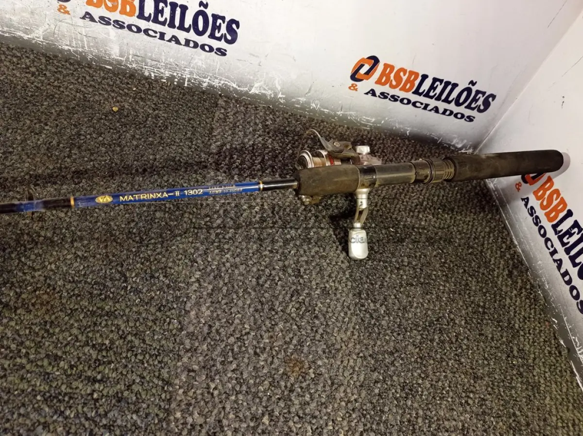 LOTE 281 - 01 VARA DE PESCA COM MOLINETE. (NO ESTADO) ATENÇÃO! FAZER A VISITAÇÃO ANTES DE ARREMATAR, NÃO SABEMOS SE FUNCIONA. LEILÃO NÃO TEM GARANTIA E NEM DEVOLUÇÃO, SUJEITO A POSSÍVEIS AVARIAS VISÍVEIS/OCULTAS E/OU AUSÊNCIA DE COMPONENTES.