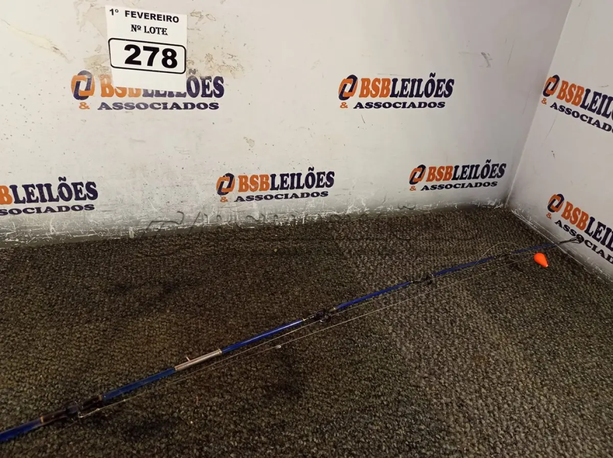 LOTE 278 - 01 VARA DE PESCA COM MOLINETE. (NO ESTADO) ATENÇÃO! FAZER A VISITAÇÃO ANTES DE ARREMATAR, NÃO SABEMOS SE FUNCIONA. LEILÃO NÃO TEM GARANTIA E NEM DEVOLUÇÃO, SUJEITO A POSSÍVEIS AVARIAS VISÍVEIS/OCULTAS E/OU AUSÊNCIA DE COMPONENTES.