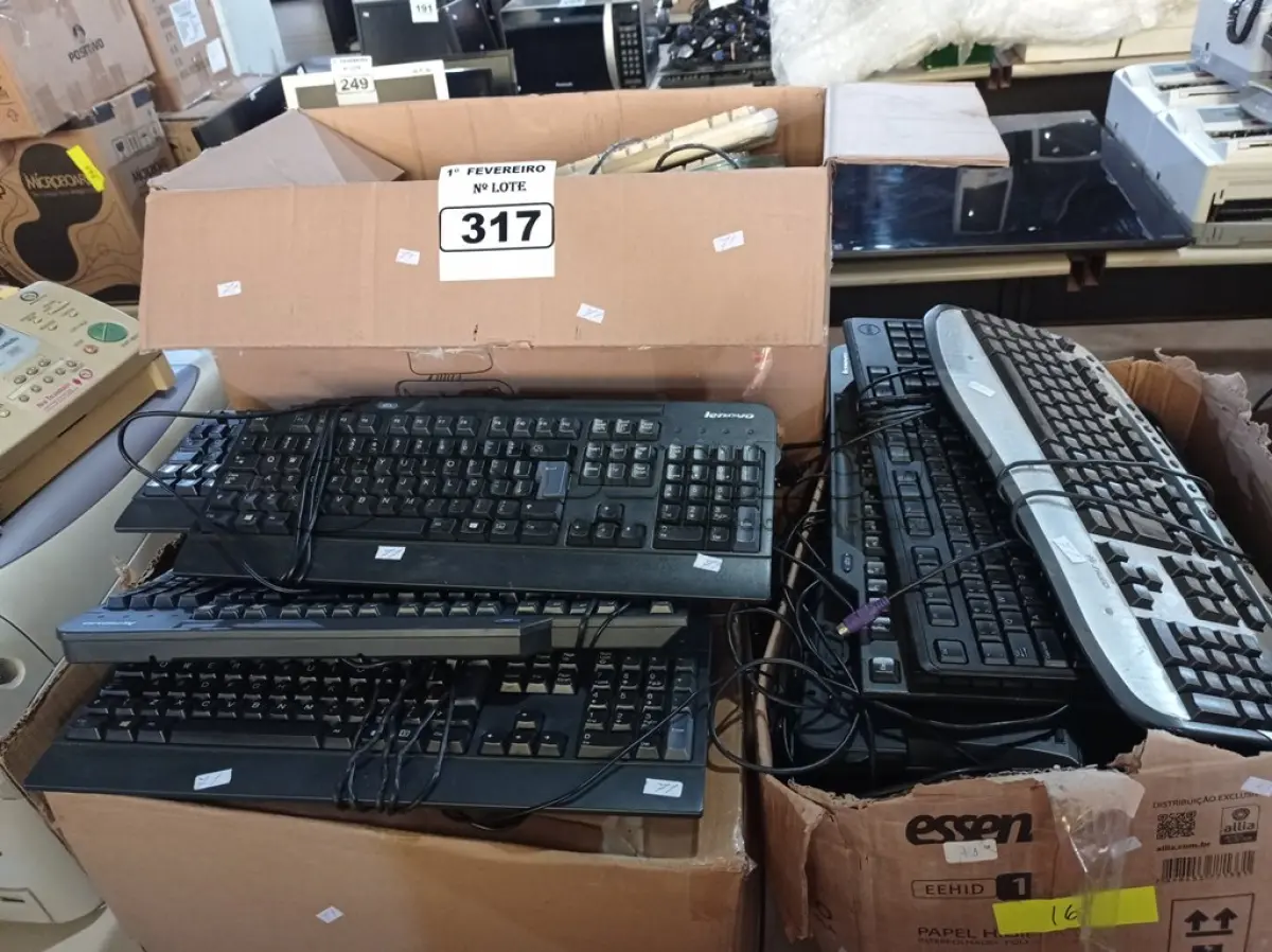 LOTE 317 - 01 LOTE COM GRANDE QUANTIDADE DE TECLADOS PARA PC MARCAS E MODELOS DIVERSOS. (NO ESTADO) ATENÇÃO! FAZER A VISITAÇÃO ANTES DE ARREMATAR, NÃO SABEMOS SE FUNCIONA. LEILÃO NÃO TEM GARANTIA E NEM DEVOLUÇÃO, SUJEITO A POSSÍVEIS AVARIAS VISÍVEIS/OCULTAS E/OU AUSÊNCIA DE COMPONENTES.