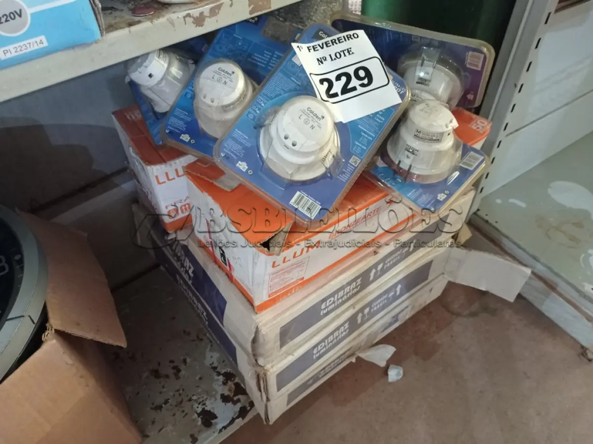 LOTE 229 - 01 LOTE COM VÁRIAS LUMINÁRIAS MARCAS E MODELOS DIVERSOS.  (NO ESTADO) ATENÇÃO! FAZER A VISITAÇÃO ANTES DE ARREMATAR, NÃO SABEMOS SE FUNCIONA. LEILÃO NÃO TEM GARANTIA E NEM DEVOLUÇÃO, SUJEITO A POSSÍVEIS AVARIAS VISÍVEIS/OCULTAS E/OU AUSÊNCIA DE COMPONENTES.