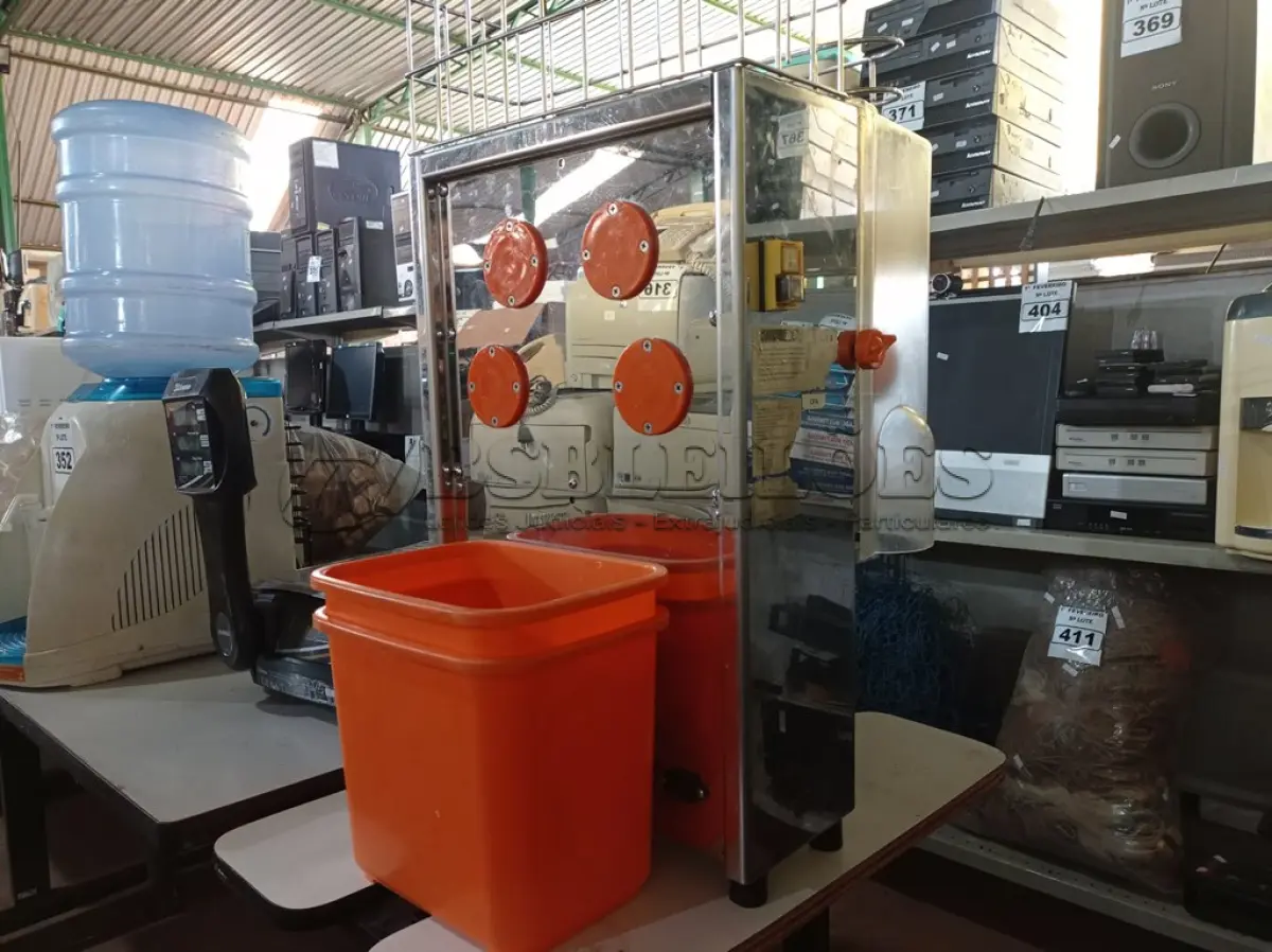 LOTE 355 - 01 MÁQUINA DE ESPREMER LARANJAS MARCA VENANCIO. (NO ESTADO) ATENÇÃO! FAZER A VISITAÇÃO ANTES DE ARREMATAR, NÃO SABEMOS SE FUNCIONA. LEILÃO NÃO TEM GARANTIA E NEM DEVOLUÇÃO, SUJEITO A POSSÍVEIS AVARIAS VISÍVEIS/OCULTAS E/OU AUSÊNCIA DE COMPONENTES.