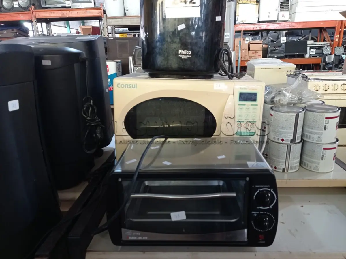LOTE 242 - 01 FORNO ELÉTRICO, 01 MICRO-ONDAS E 01 MÁQUINA DE FAZER PÃO MARCAS E MODELOS DIVERSOS PARA RETIRADA DE PEÇAS. (NO ESTADO) ATENÇÃO! FAZER A VISITAÇÃO ANTES DE ARREMATAR, NÃO SABEMOS SE FUNCIONA. LEILÃO NÃO TEM GARANTIA E NEM DEVOLUÇÃO, SUJEITO A POSSÍVEIS AVARIAS VISÍVEIS/OCULTAS E/OU AUSÊNCIA DE COMPONENTES.