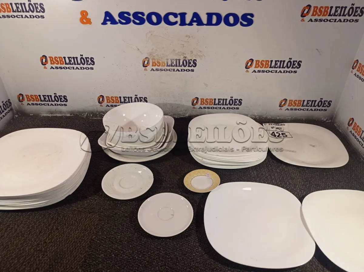 LOTE 425 - 01 LOTE COM PRATOS DIVERSOS. (NO ESTADO) ATENÇÃO! FAZER A VISITAÇÃO ANTES DE ARREMATAR, NÃO SABEMOS SE FUNCIONA. LEILÃO NÃO TEM GARANTIA E NEM DEVOLUÇÃO, SUJEITO A POSSÍVEIS AVARIAS VISÍVEIS/OCULTAS E/OU AUSÊNCIA DE COMPONENTES.
