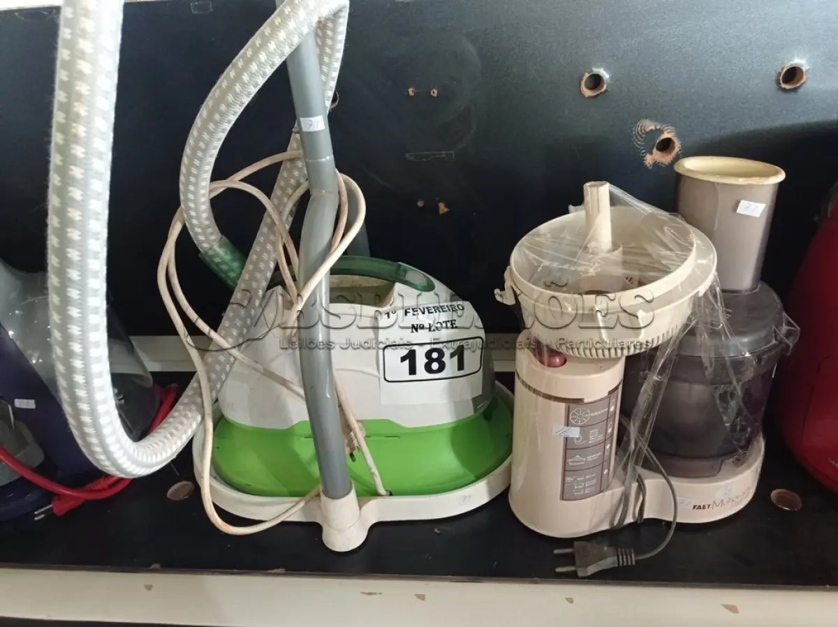 LOTE 181 - 01 FERRO DE PASSAR A VAPOR E 01 JUICER. (NO ESTADO) ATENÇÃO! FAZER A VISITAÇÃO ANTES DE ARREMATAR, NÃO SABEMOS SE FUNCIONA. LEILÃO NÃO TEM GARANTIA E NEM DEVOLUÇÃO, SUJEITO A POSSÍVEIS AVARIAS VISÍVEIS/OCULTAS E/OU AUSÊNCIA DE COMPONENTES.