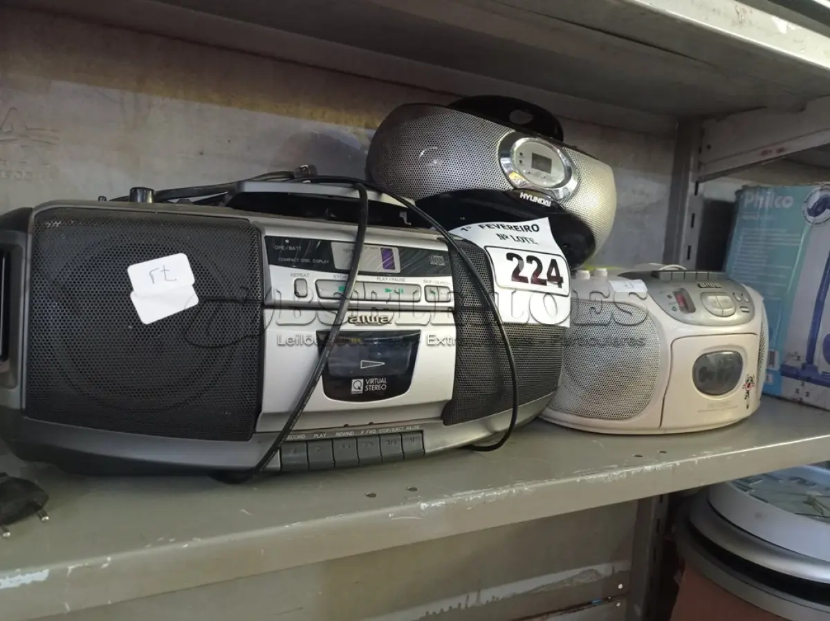 LOTE 224 - 03 APARELHOS DE SOM MARCAS E MODELOS DIVERSOS. (NO ESTADO) ATENÇÃO! FAZER A VISITAÇÃO ANTES DE ARREMATAR, NÃO SABEMOS SE FUNCIONA. LEILÃO NÃO TEM GARANTIA E NEM DEVOLUÇÃO, SUJEITO A POSSÍVEIS AVARIAS VISÍVEIS/OCULTAS E/OU AUSÊNCIA DE COMPONENTES.