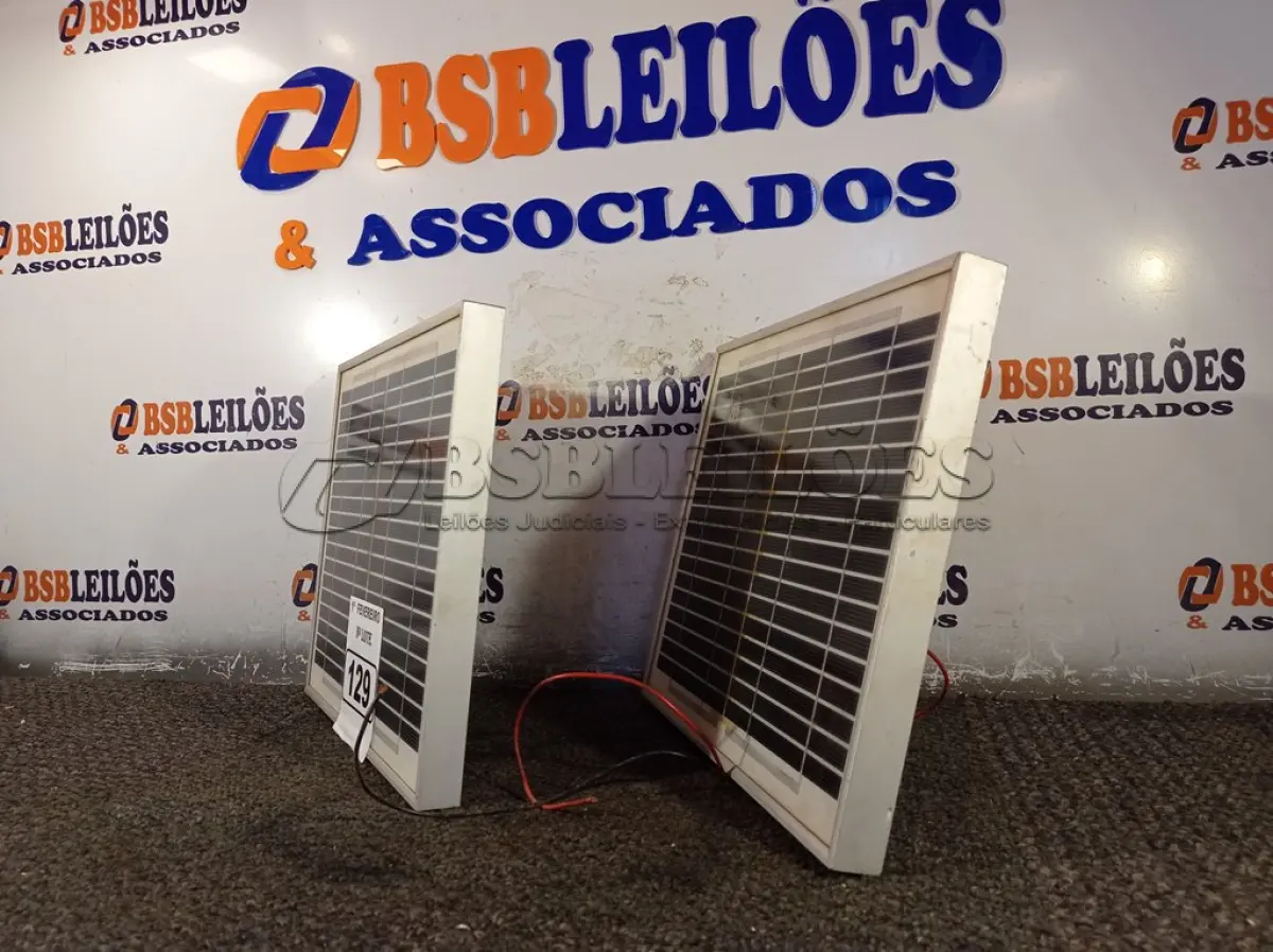 LOTE 129 - 02 PAINÉIS SOLARES 18V 10W. (NO ESTADO) ATENÇÃO! FAZER A VISITAÇÃO ANTES DE ARREMATAR, NÃO SABEMOS SE FUNCIONA. LEILÃO NÃO TEM GARANTIA E NEM DEVOLUÇÃO, SUJEITO A POSSÍVEIS AVARIAS VISÍVEIS/OCULTAS E/OU AUSÊNCIA DE COMPONENTES.