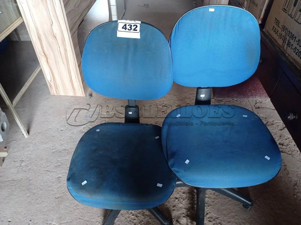 LOTE 432 - 02 CADEIRA DE ESCRITÓRIO COM BASE GIRATÓRIA. (NO ESTADO) ATENÇÃO! FAZER A VISITAÇÃO ANTES DE ARREMATAR, NÃO SABEMOS SE FUNCIONA. LEILÃO NÃO TEM GARANTIA E NEM DEVOLUÇÃO, SUJEITO A POSSÍVEIS AVARIAS VISÍVEIS/OCULTAS E/OU AUSÊNCIA DE COMPONENTES.
