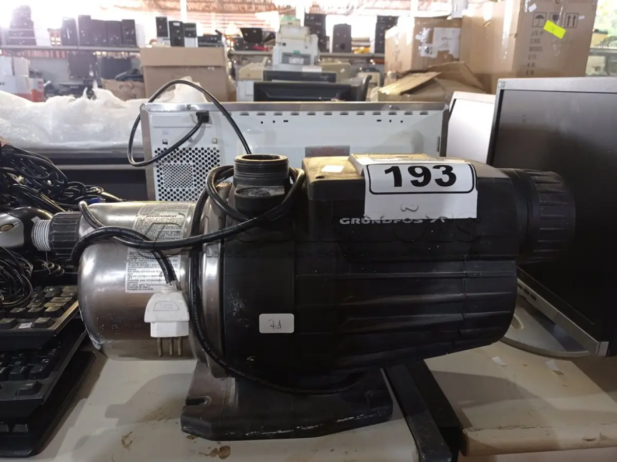 LOTE 193 - 01 PRESSURIZADOR DE ÁGUA GRUNDFOS. (NO ESTADO) ATENÇÃO! FAZER A VISITAÇÃO ANTES DE ARREMATAR, NÃO SABEMOS SE FUNCIONA. LEILÃO NÃO TEM GARANTIA E NEM DEVOLUÇÃO, SUJEITO A POSSÍVEIS AVARIAS VISÍVEIS/OCULTAS E/OU AUSÊNCIA DE COMPONENTES.