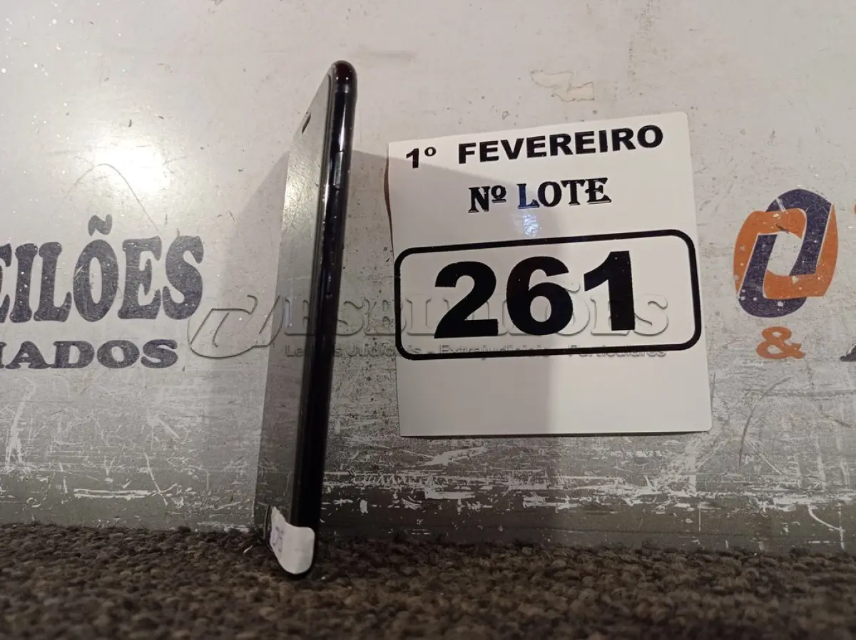 LOTE 261 - 01 CELULAR IPHONE7 PRETO. (NO ESTADO) ATENÇÃO! FAZER A VISITAÇÃO ANTES DE ARREMATAR, NÃO SABEMOS SE FUNCIONA. LEILÃO NÃO TEM GARANTIA E NEM DEVOLUÇÃO, SUJEITO A POSSÍVEIS AVARIAS VISÍVEIS/OCULTAS E/OU AUSÊNCIA DE COMPONENTES.