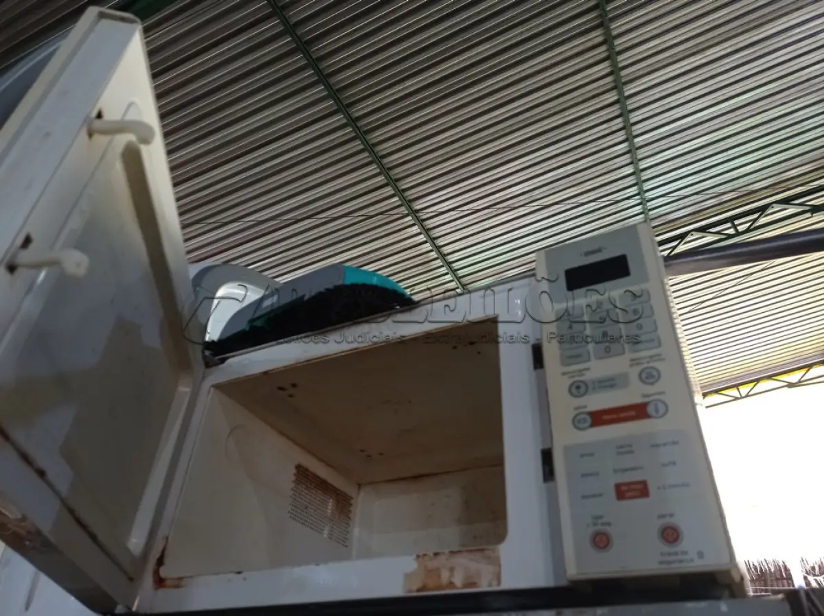 LOTE 379 - 01 MOPI PARA LIMPEZA, 01 MICRO-ONDAS E 01 CLIMATIZADOR. (NO ESTADO) ATENÇÃO! FAZER A VISITAÇÃO ANTES DE ARREMATAR, NÃO SABEMOS SE FUNCIONA. LEILÃO NÃO TEM GARANTIA E NEM DEVOLUÇÃO, SUJEITO A POSSÍVEIS AVARIAS VISÍVEIS/OCULTAS E/OU AUSÊNCIA DE COMPONENTES.