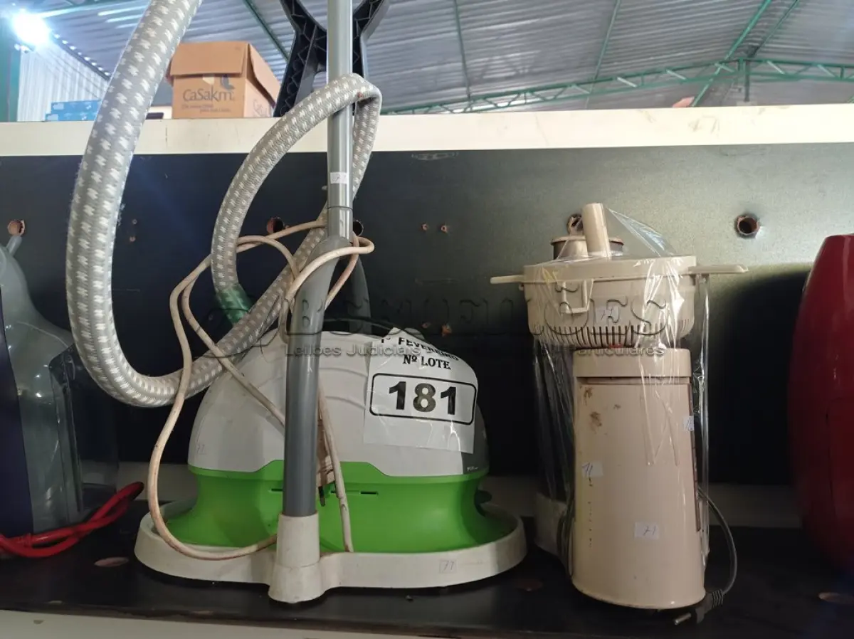LOTE 181 - 01 FERRO DE PASSAR A VAPOR E 01 JUICER. (NO ESTADO) ATENÇÃO! FAZER A VISITAÇÃO ANTES DE ARREMATAR, NÃO SABEMOS SE FUNCIONA. LEILÃO NÃO TEM GARANTIA E NEM DEVOLUÇÃO, SUJEITO A POSSÍVEIS AVARIAS VISÍVEIS/OCULTAS E/OU AUSÊNCIA DE COMPONENTES.