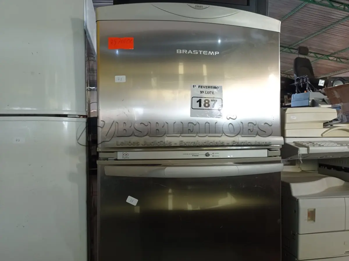 LOTE 187 - 01 GELADEIRA MARCA BRASTEMP 220V. (NO ESTADO) ATENÇÃO! FAZER A VISITAÇÃO ANTES DE ARREMATAR, NÃO SABEMOS SE FUNCIONA. LEILÃO NÃO TEM GARANTIA E NEM DEVOLUÇÃO, SUJEITO A POSSÍVEIS AVARIAS VISÍVEIS/OCULTAS E/OU AUSÊNCIA DE COMPONENTES.