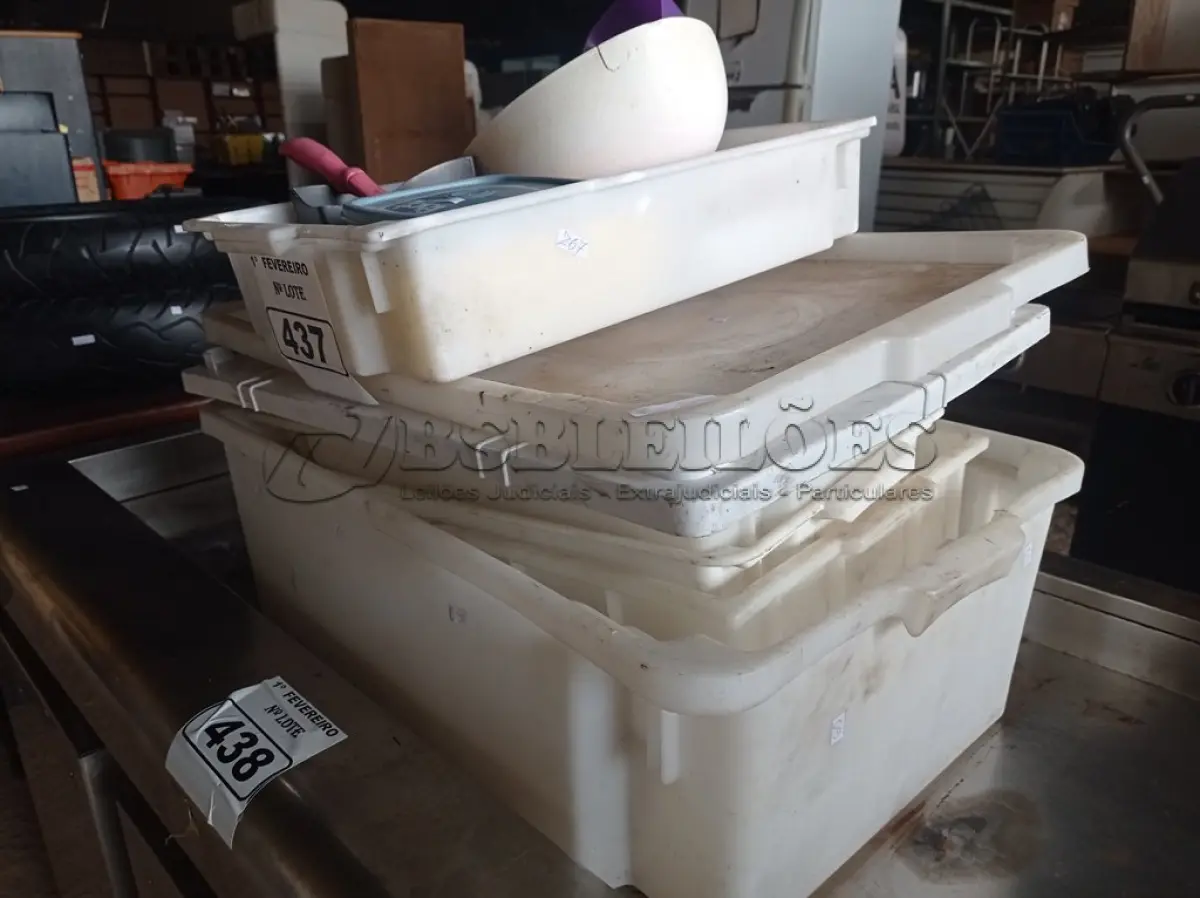 LOTE 437 - 01 LOTE COM VÁRIAS CAIXAS PLÁSTICAS E UTENSÍLIOS. (NO ESTADO) ATENÇÃO! FAZER A VISITAÇÃO ANTES DE ARREMATAR, NÃO SABEMOS SE FUNCIONA. LEILÃO NÃO TEM GARANTIA E NEM DEVOLUÇÃO, SUJEITO A POSSÍVEIS AVARIAS VISÍVEIS/OCULTAS E/OU AUSÊNCIA DE COMPONENTES.